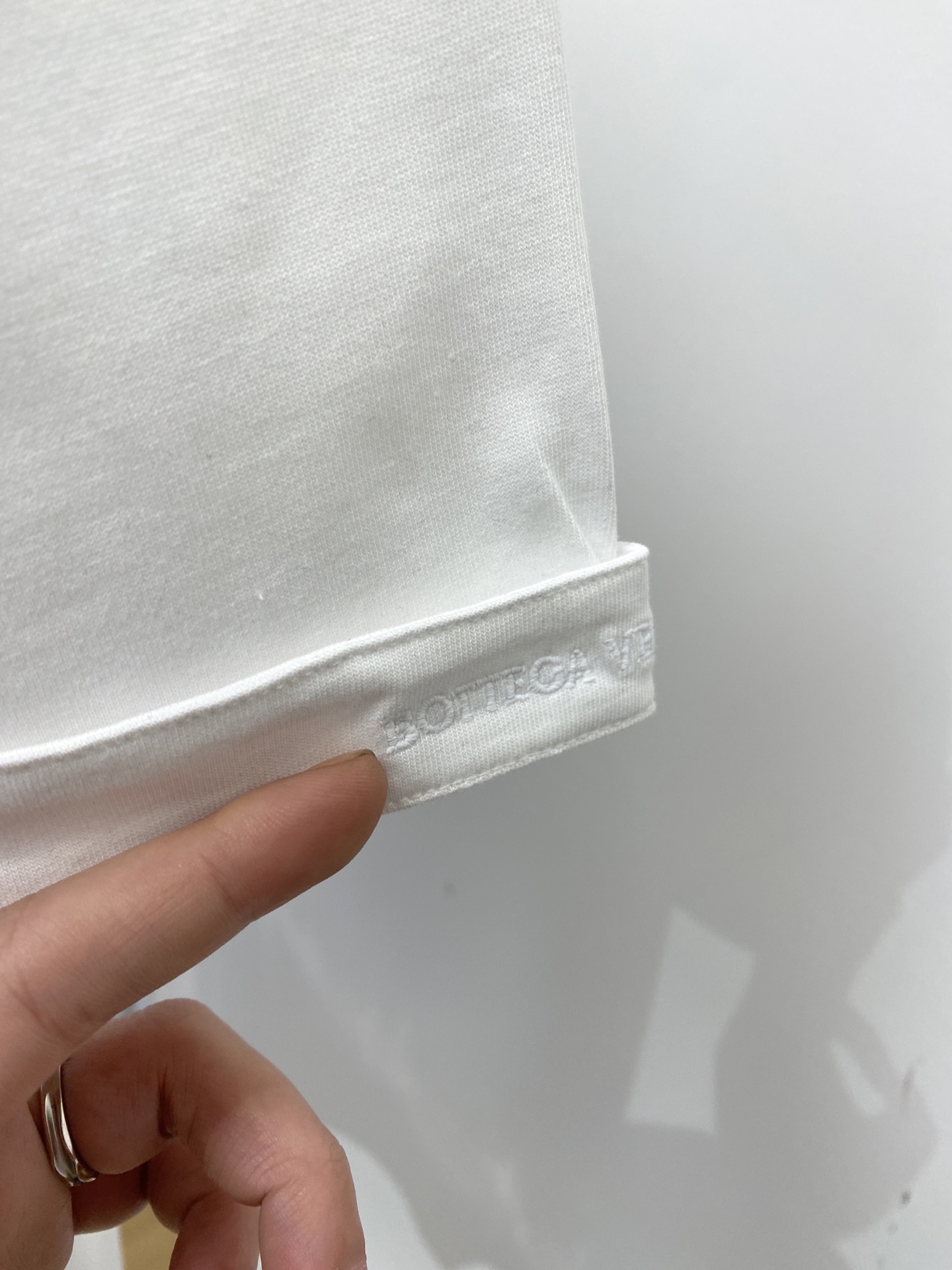 BV、2026新品短袖T恤，帅气时尚，衣下精致刺绣图案logo，简约百搭款。面料棉 不仅挺括，保持潮流的