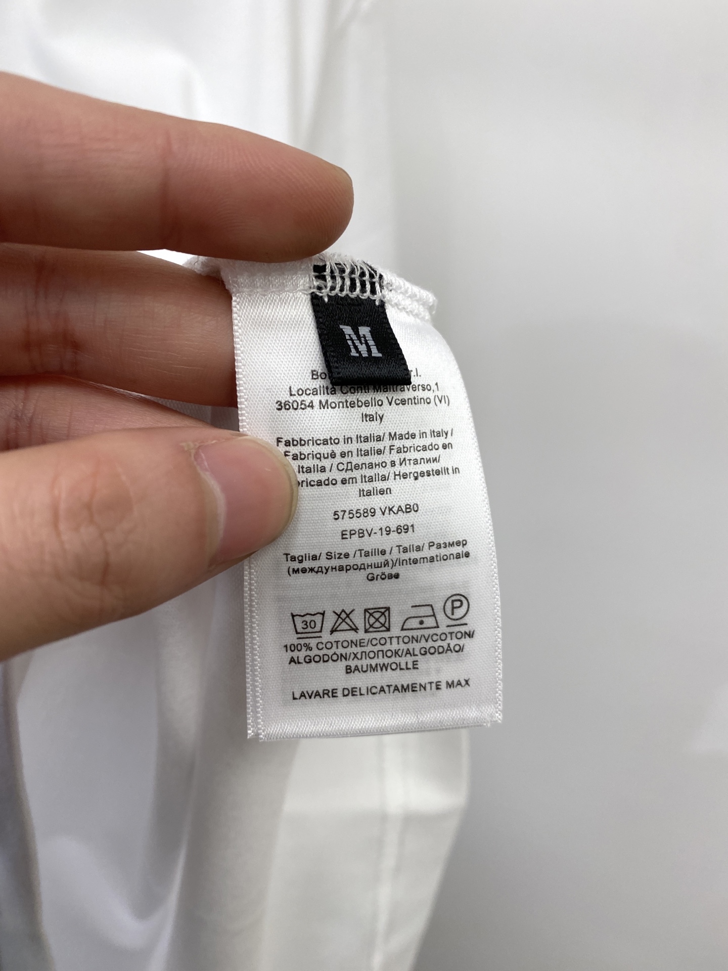 BV、2026新品短袖T恤，帅气时尚，衣下精致刺绣图案logo，简约百搭款。面料棉 不仅挺括，保持潮流的