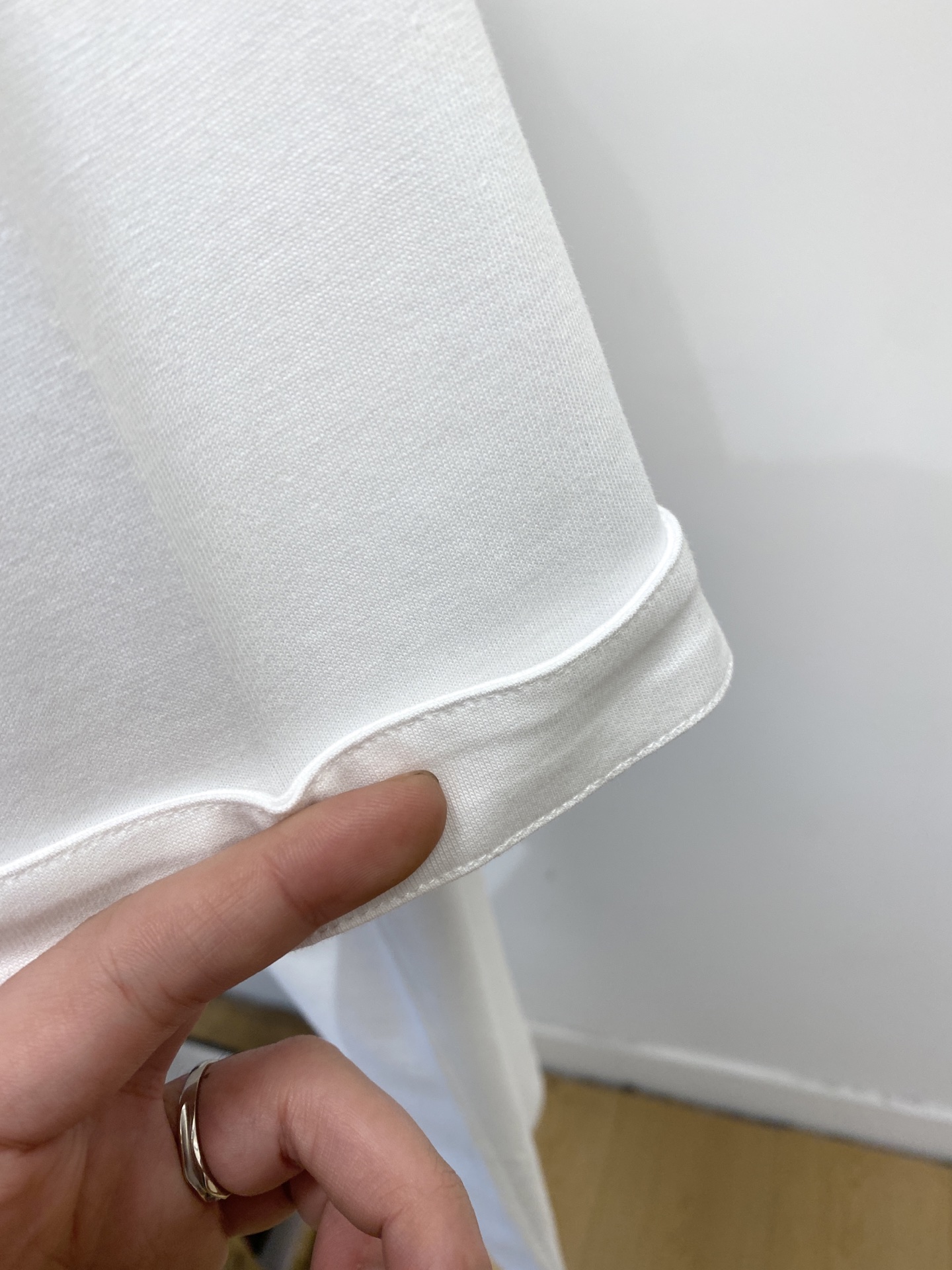 BV、2026新品短袖T恤，帅气时尚，衣下精致刺绣图案logo，简约百搭款。面料棉 不仅挺括，保持潮流的