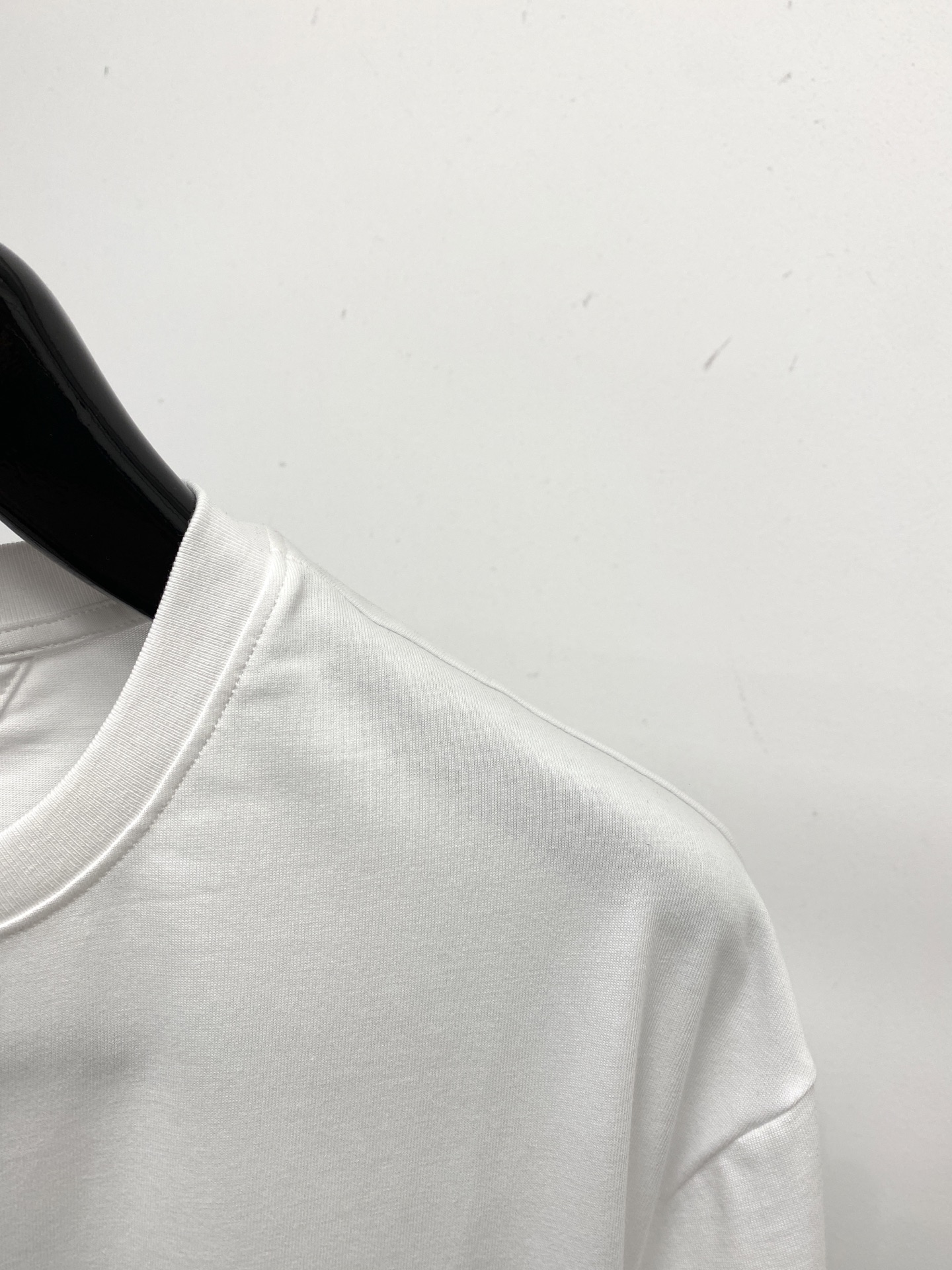 BV、2026新品短袖T恤，帅气时尚，衣下精致刺绣图案logo，简约百搭款。面料棉 不仅挺括，保持潮流的