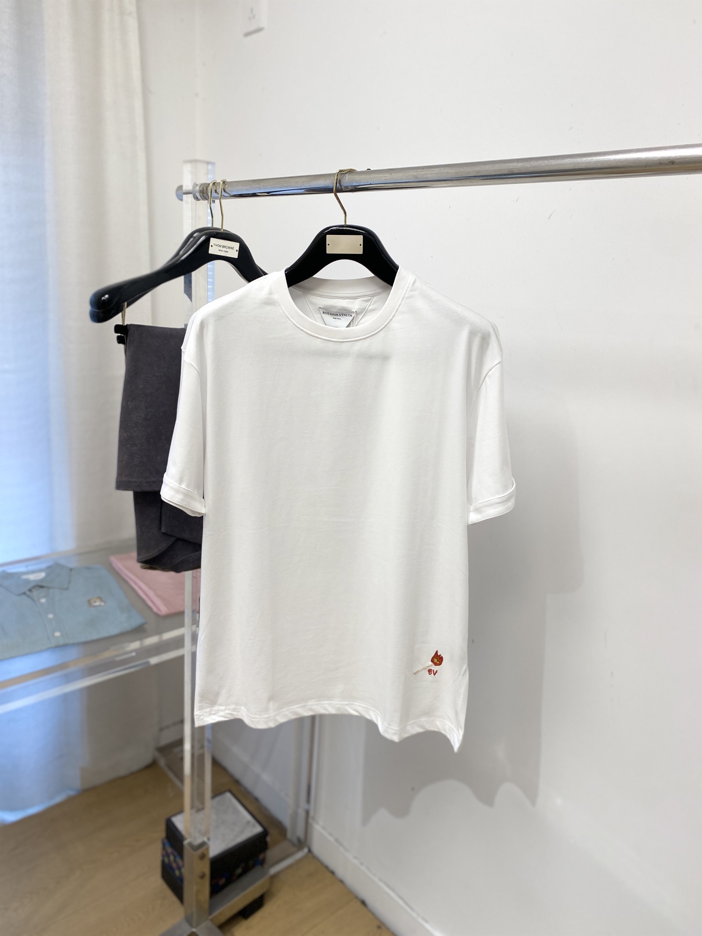 BV、2026新品短袖T恤，帅气时尚，衣下精致刺绣图案logo，简约百搭款。面料棉 不仅挺括，保持潮流的