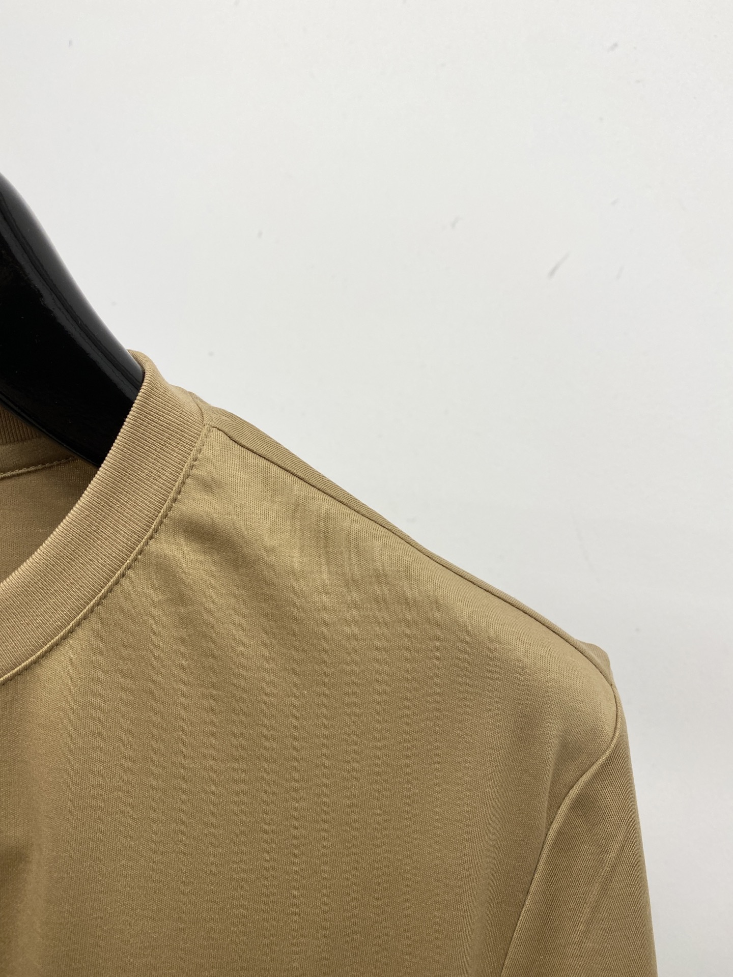 罗意威、2026新品短袖T恤，帅气时尚，胸前精致刺绣图案logo，简约百搭款。面料棉 不仅挺括，保持潮流