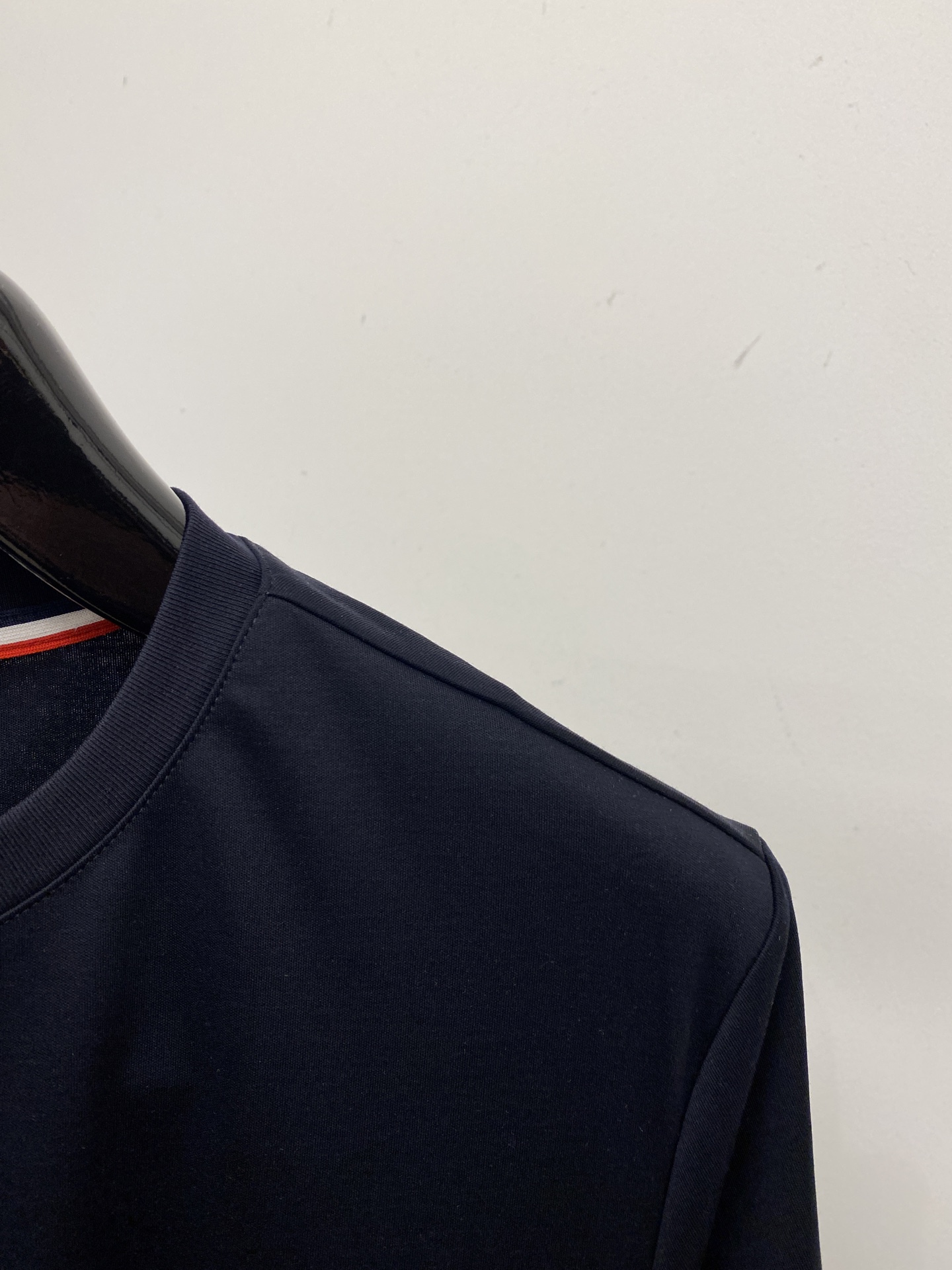 蒙口、2026新品短袖T恤，帅气时尚，胸前刺绣装饰图案logo，简约百搭款。面料棉 不仅挺括，保持潮流的