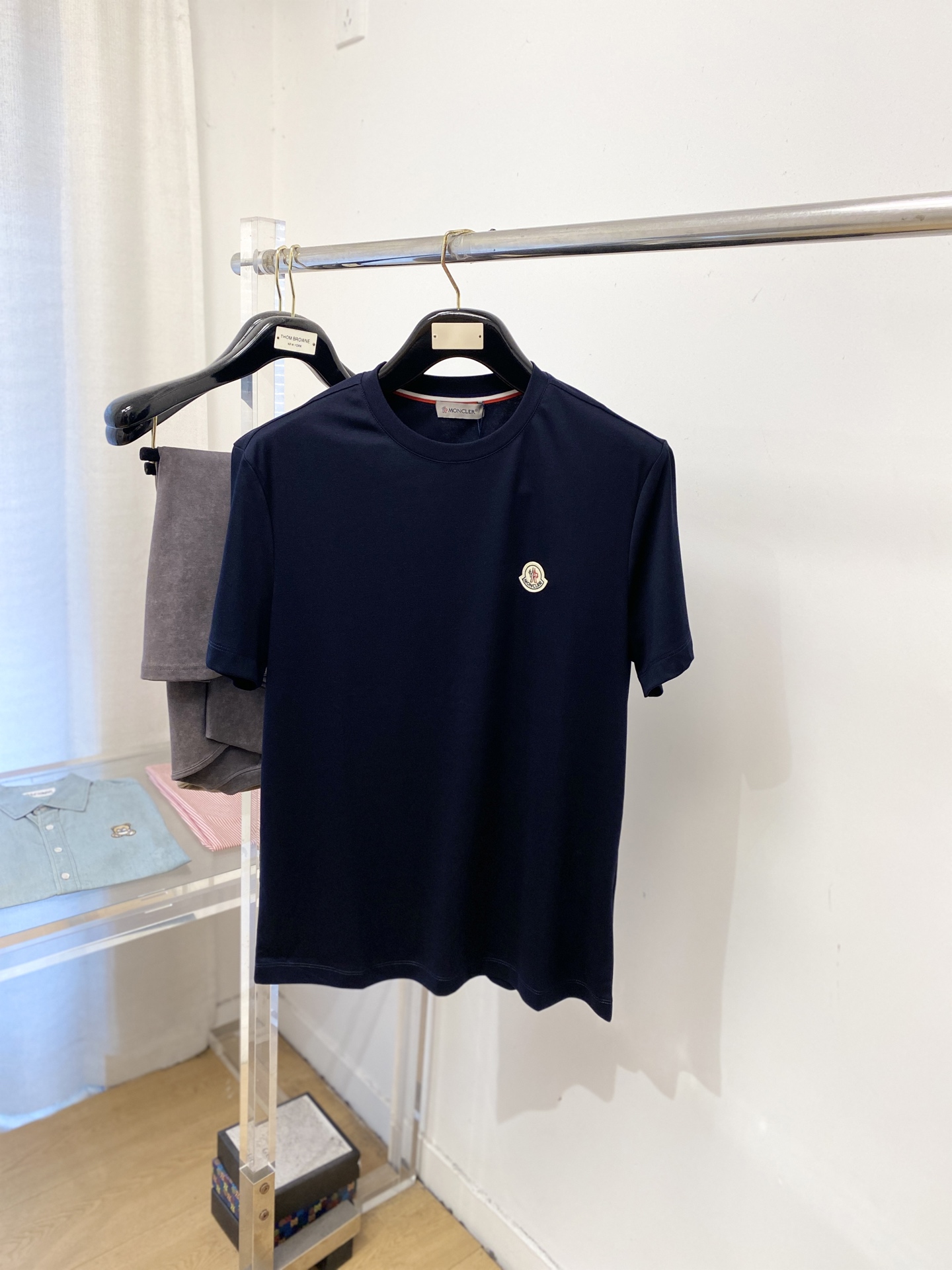 蒙口、2026新品短袖T恤，帅气时尚，胸前刺绣装饰图案logo，简约百搭款。面料棉 不仅挺括，保持潮流的