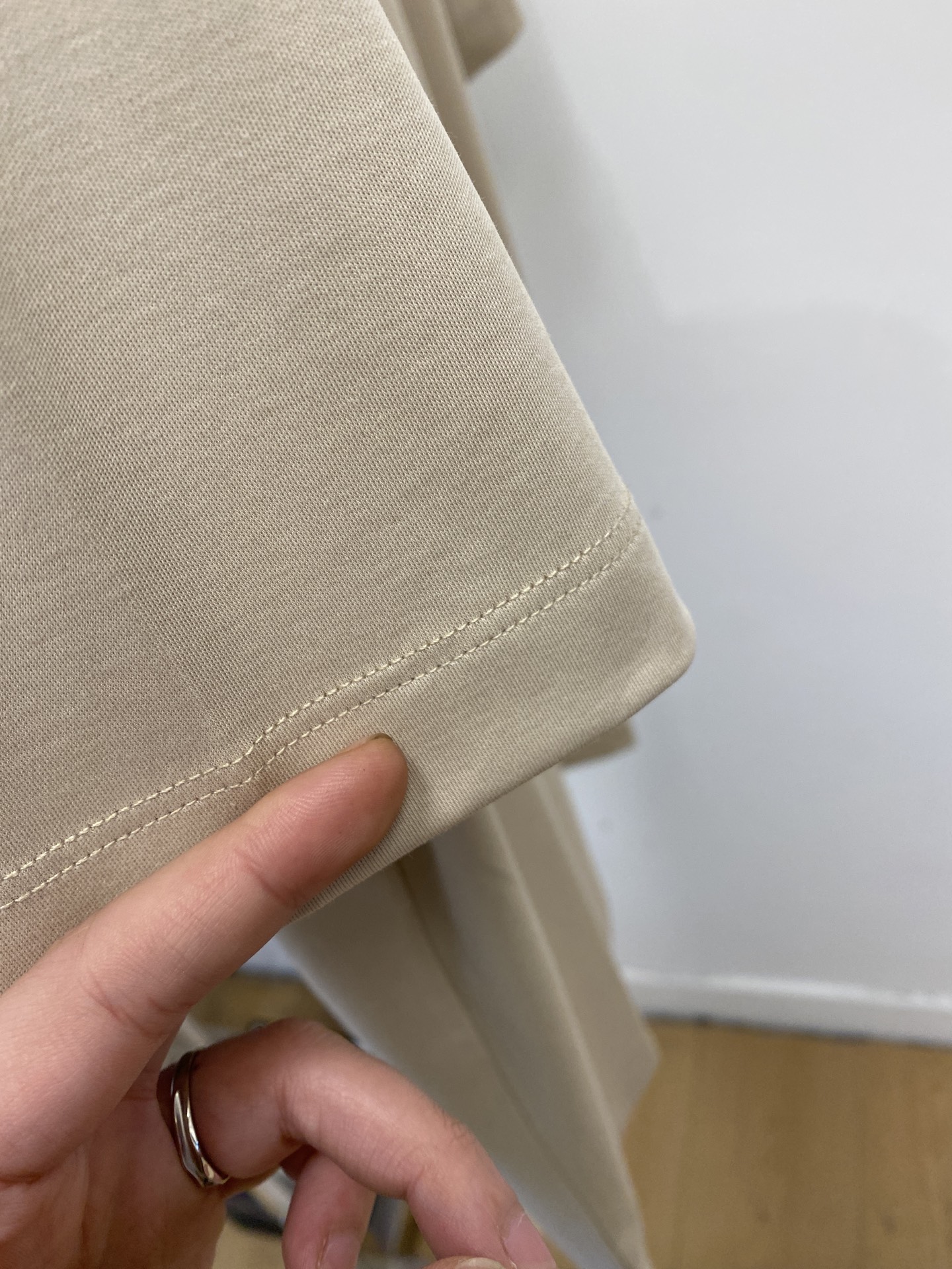 蒙口、2026新品短袖T恤，帅气时尚，胸前刺绣装饰图案logo，简约百搭款。面料棉 不仅挺括，保持潮流的