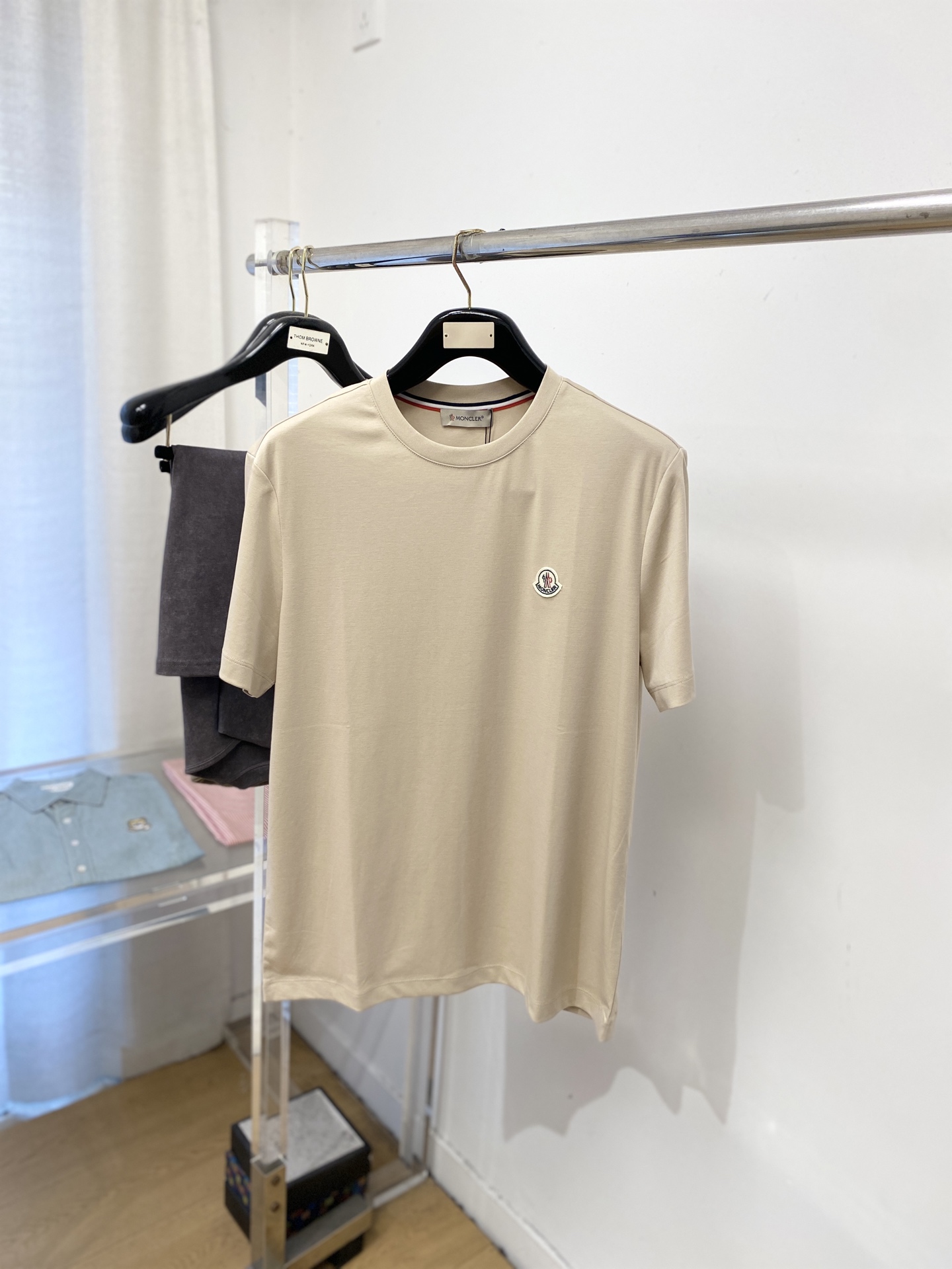 蒙口、2026新品短袖T恤，帅气时尚，胸前刺绣装饰图案logo，简约百搭款。面料棉 不仅挺括，保持潮流的