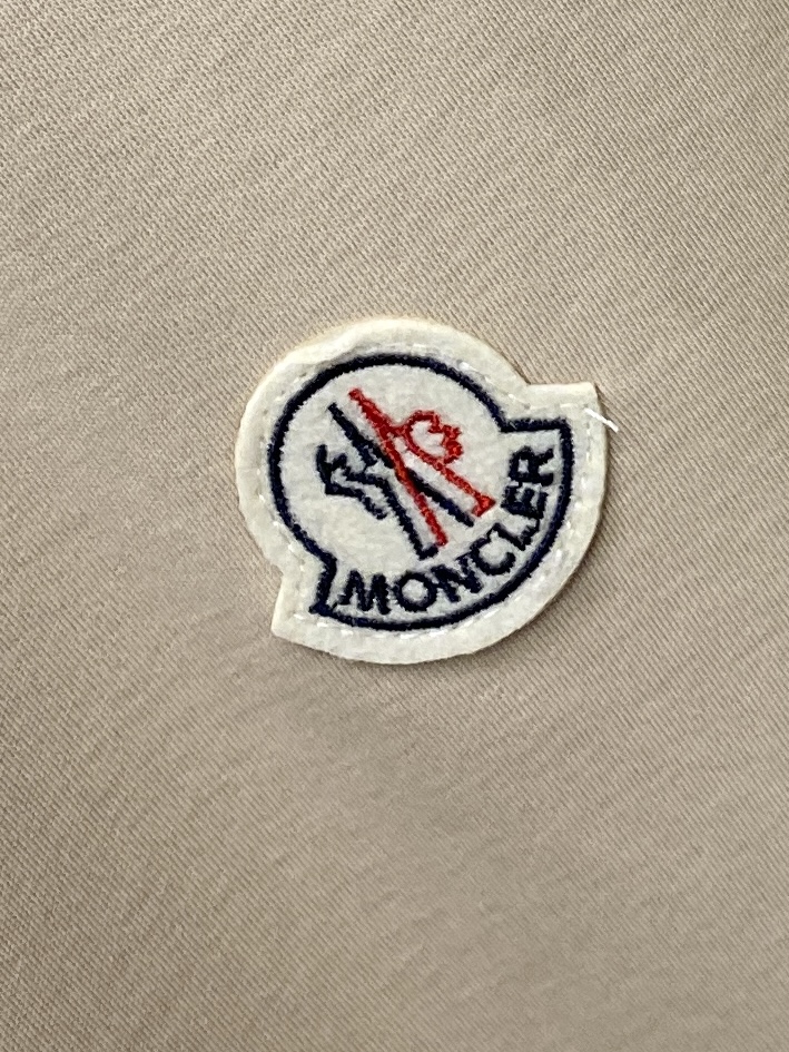 蒙口、2026新品短袖T恤，帅气时尚，胸前刺绣装饰图案logo，简约百搭款。面料棉 不仅挺括，保持潮流的