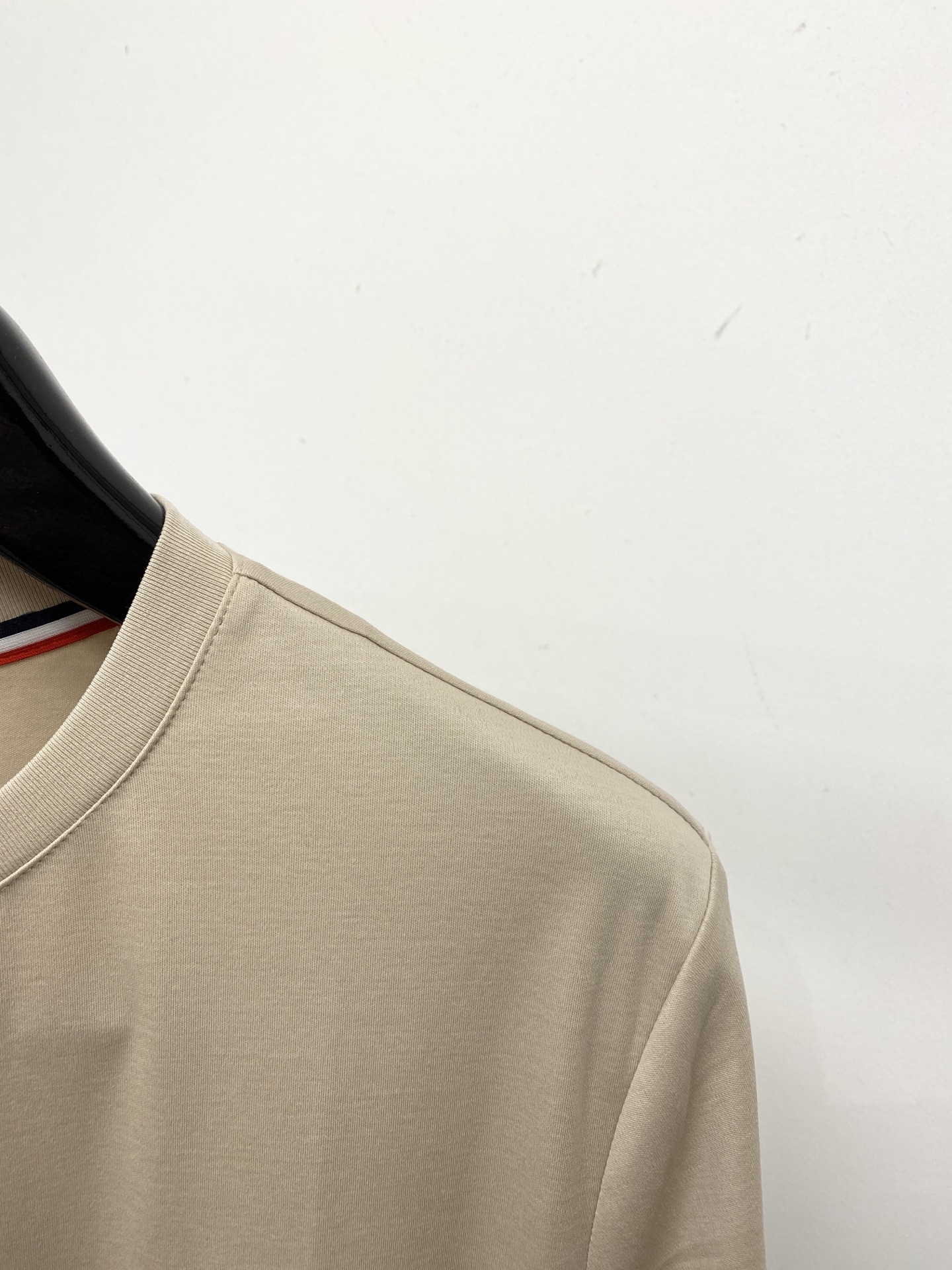 蒙口、2026新品短袖T恤，帅气时尚，胸前刺绣装饰图案logo，简约百搭款。面料棉 不仅挺括，保持潮流的