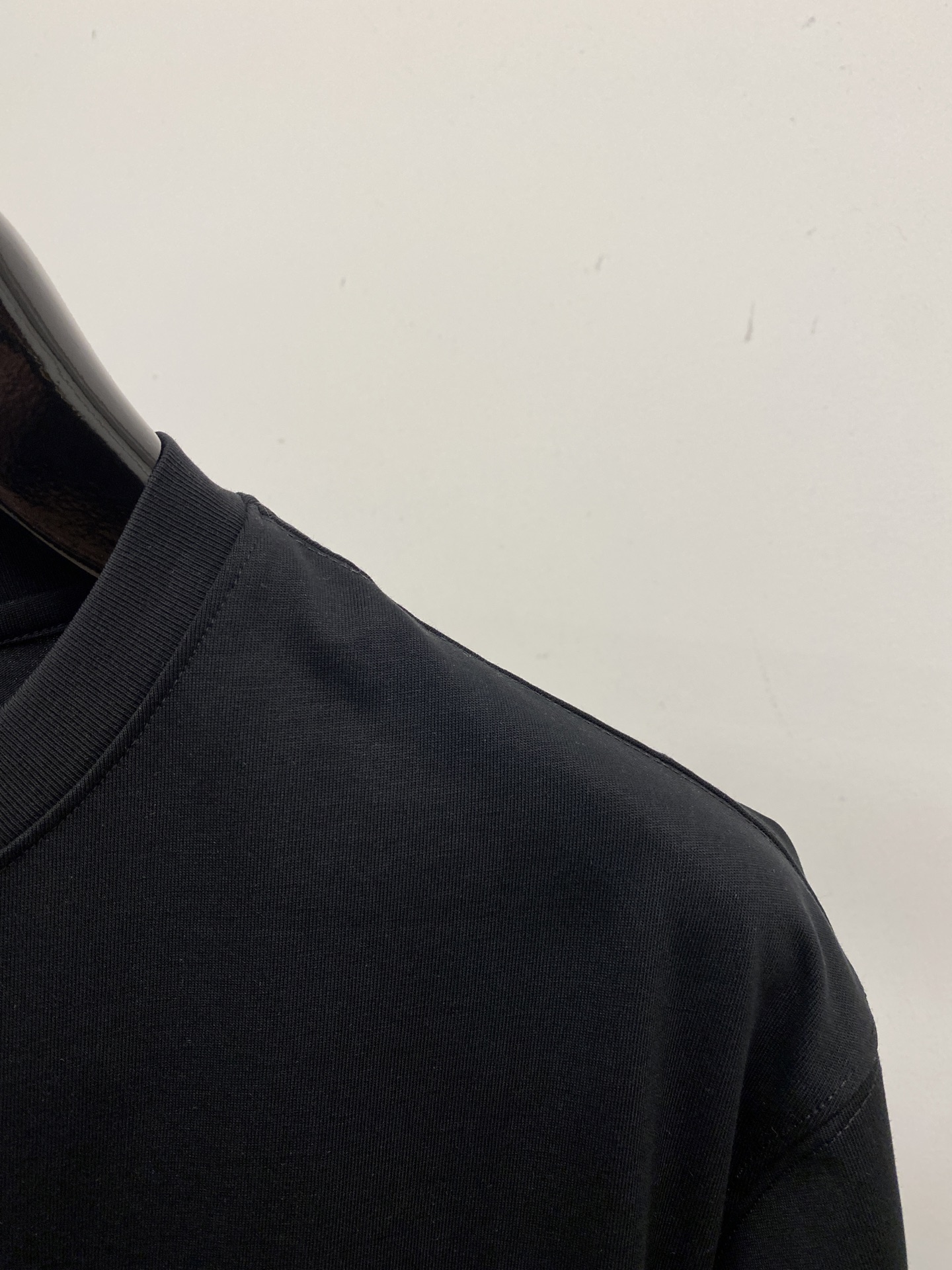 路易威登、2026新品短袖T恤，帅气时尚，胸前刺绣印花图案字母logo，简约百搭款。面料棉 不仅挺括，保