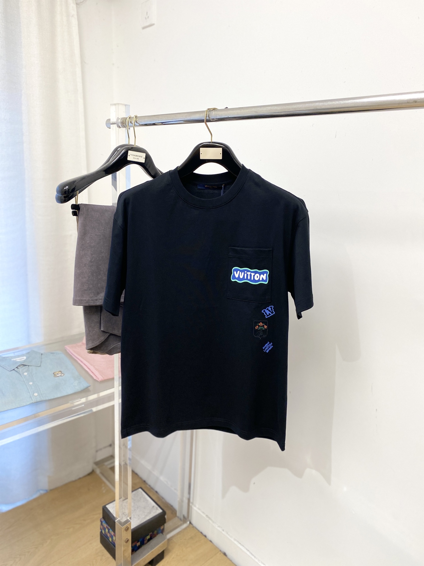 路易威登、2026新品短袖T恤，帅气时尚，胸前刺绣印花图案字母logo，简约百搭款。面料棉 不仅挺括，保