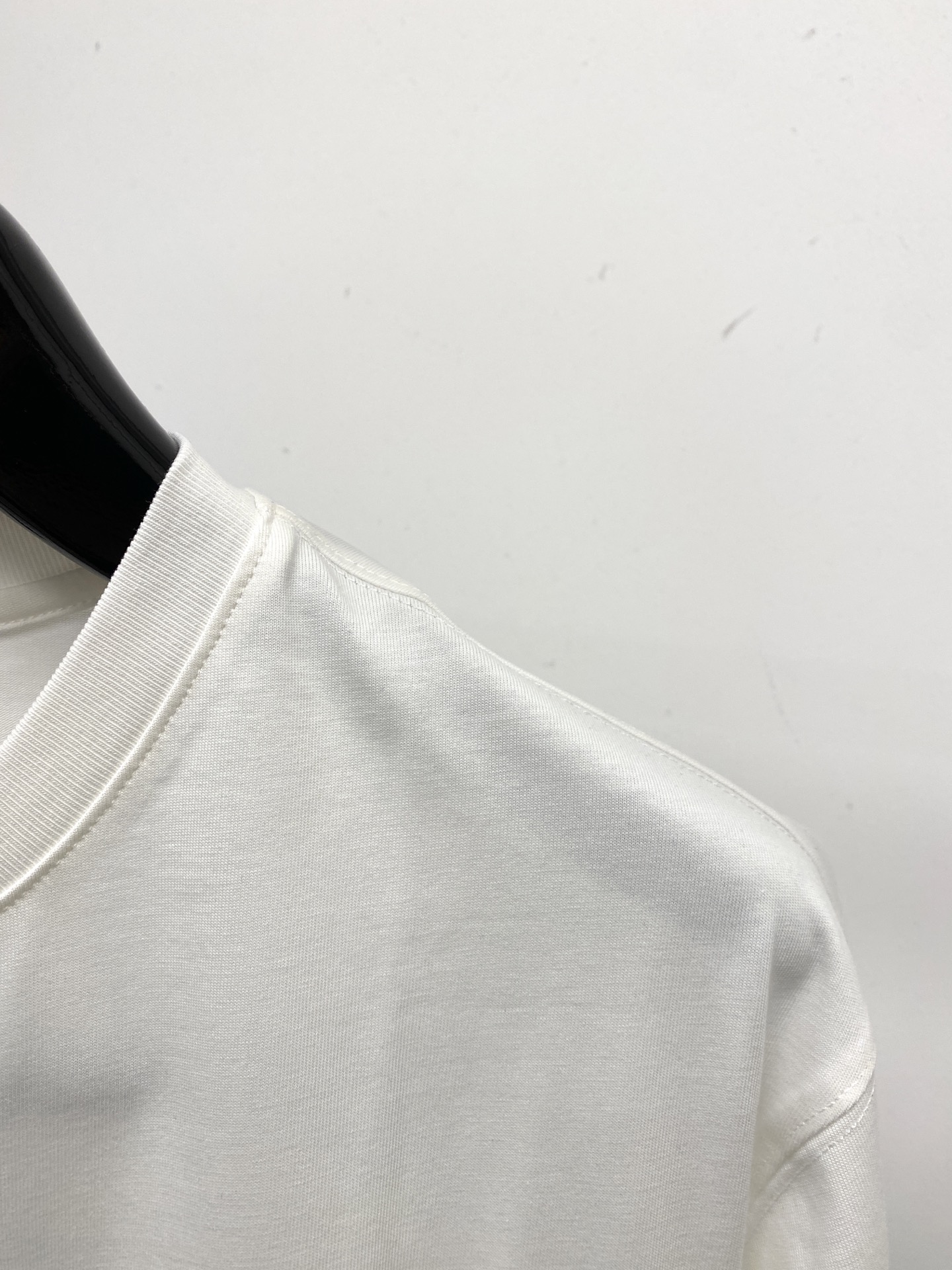 路易威登、2026新品短袖T恤，帅气时尚，胸前刺绣印花图案字母logo，简约百搭款。面料棉 不仅挺括，保