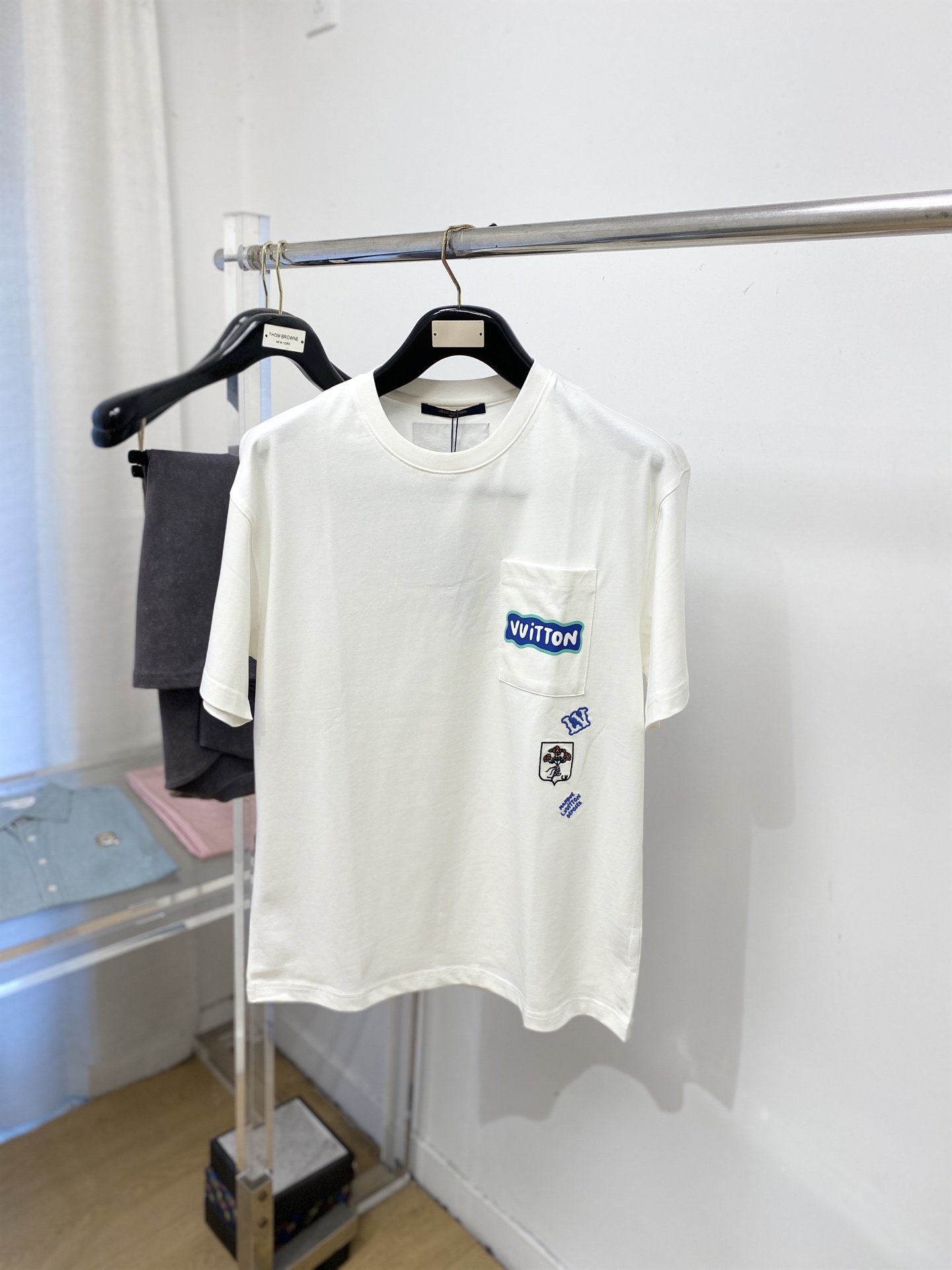 路易威登、2026新品短袖T恤，帅气时尚，胸前刺绣印花图案字母logo，简约百搭款。面料棉 不仅挺括，保