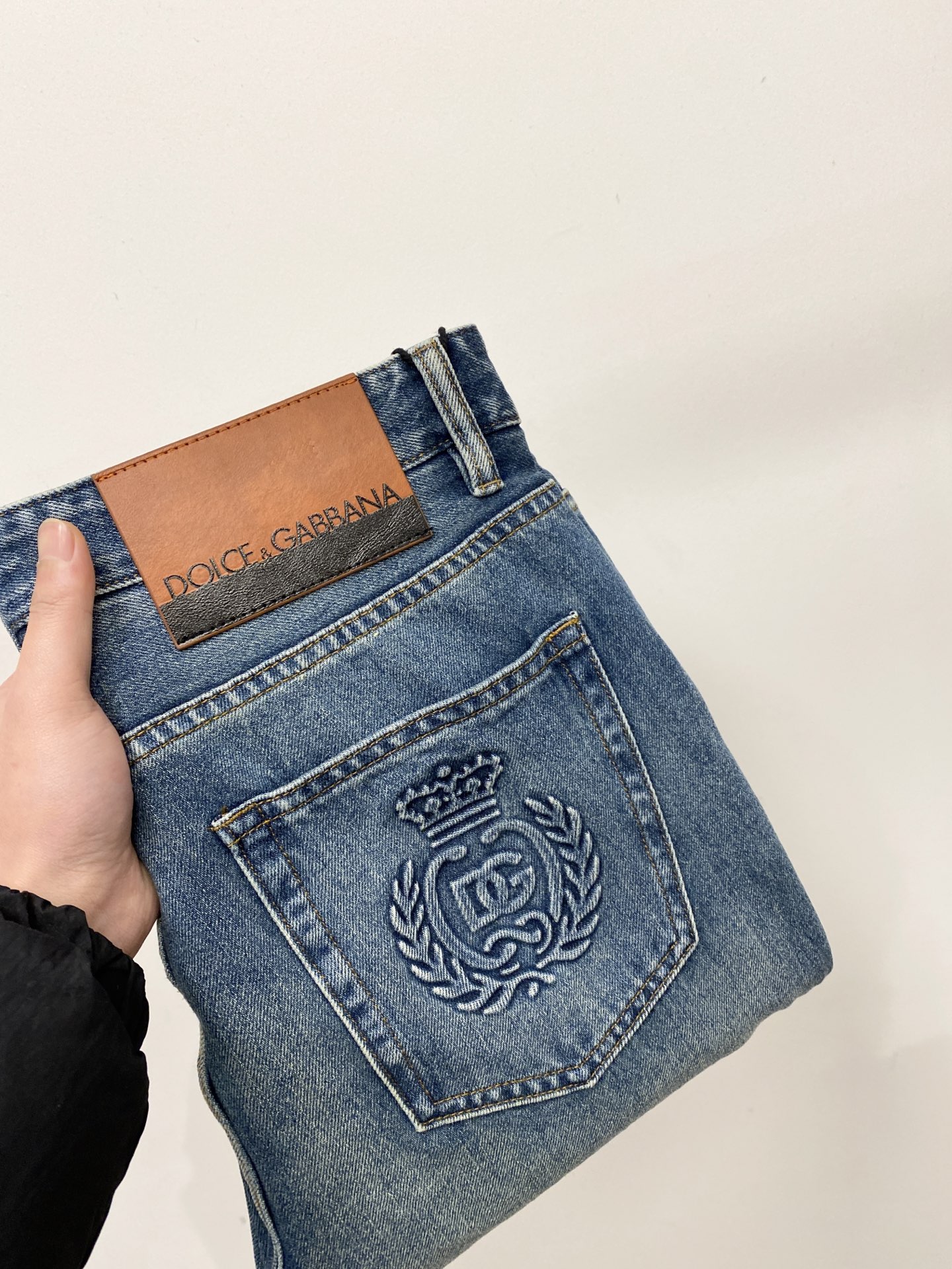 NO:735281,DG, 2026 latest products, available at counters at the same time, original goods, washed casual jeans, imported original washed stretch fabrics, comfortable and elastic, original hardware accessories decorated with logo, super correct version, extremely high grade, counter quality, fashionable and stylish upper body, code number 29-40,,jeans,19860909DG、2026最新品,专柜同步有售,原单狠货,水洗休闲牛仔裤,进口原版水洗弹力面料,舒适有弹性,原版五金辅料装饰logo,版型超正,档次极高,专柜品质,上身时尚有型,码数29-40,,jeans,,Men's clothing