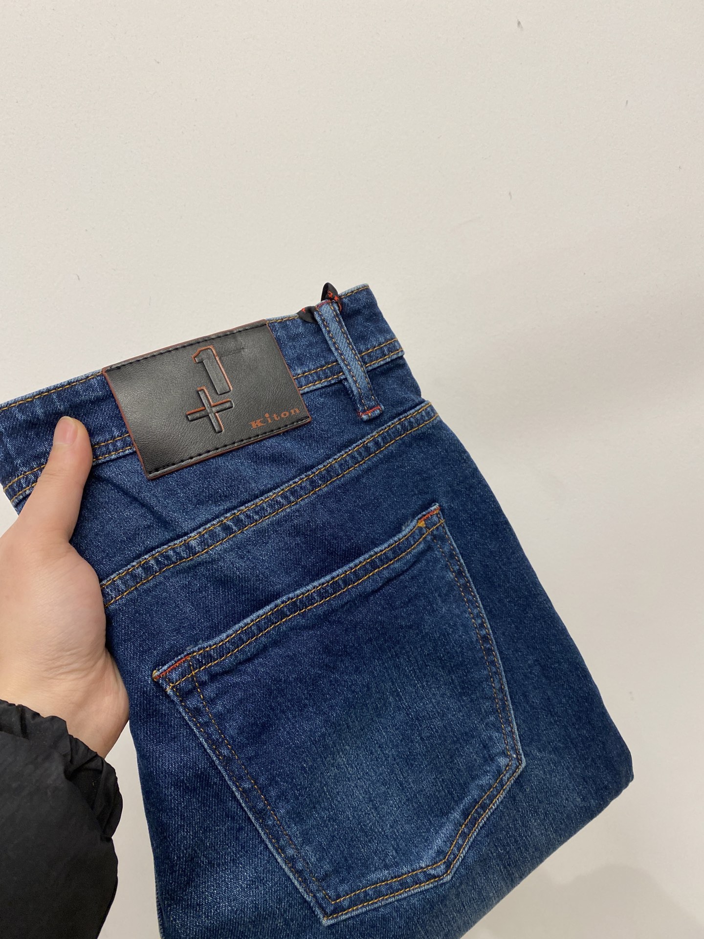 NO:735286,Kiton, 2026 latest products, available at counters at the same time, original goods, washed casual jeans, imported original washed stretch fabrics, comfortable and elastic, original hardware accessories decorated with logo, super correct version, extremely high grade, counter quality, fashionable and stylish upper body, code number 29-40,,jeans,19860909Kiton、2026最新品,专柜同步有售,原单狠货,水洗休闲牛仔裤,进口原版水洗弹力面料,舒适有弹性,原版五金辅料装饰logo,版型超正,档次极高,专柜品质,上身时尚有型,码数29-40,,jeans,,Men's clothing