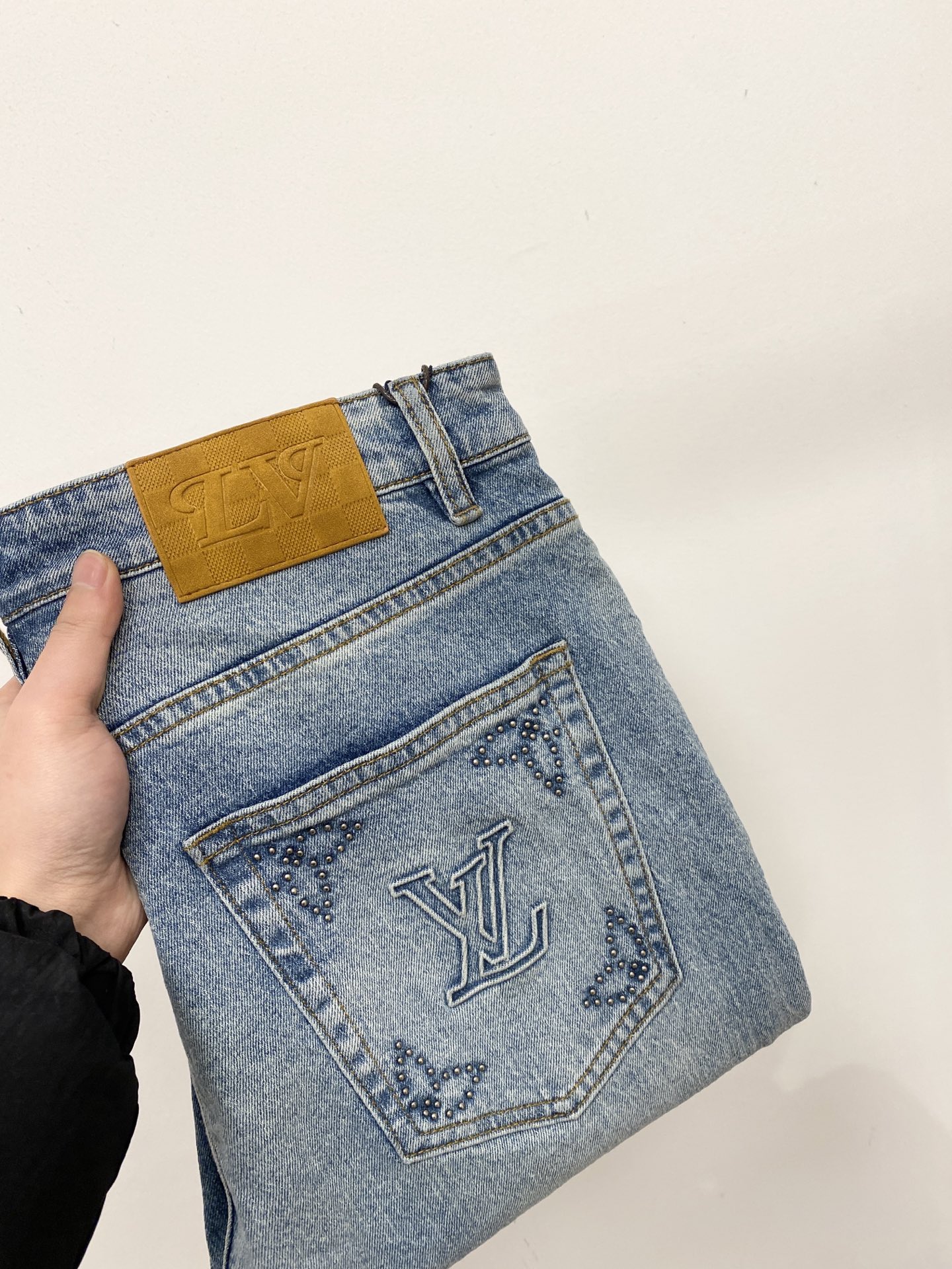 NO:735291,LV, 2026 latest products, available at the counter simultaneously, original goods, washed casual jeans, imported original washed stretch fabric, comfortable and elastic, original hardware accessories decorated with logo, super correct version, extremely high grade, counter quality, fashionable and stylish upper body, code number 29-40,, louis vuitton, jeans,19860909LV、2026最新品,专柜同步有售,原单狠货,水洗休闲牛仔裤,进口原版水洗弹力面料,舒适有弹性,原版五金辅料装饰logo,版型超正,档次极高,专柜品质,上身时尚有型,码数29-40,,louis vuitton,jeans,,Men's clothing