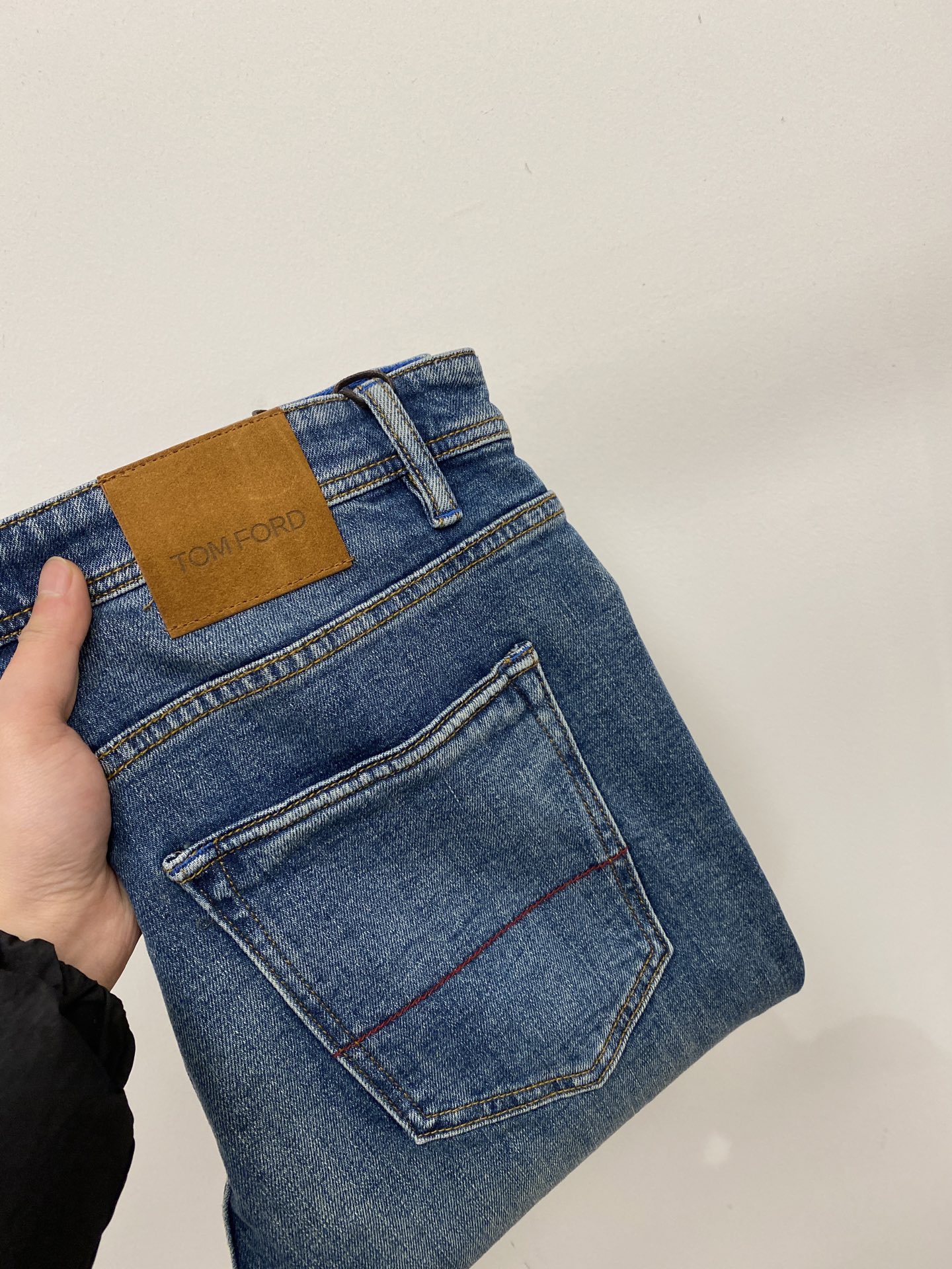 NO:735296,TF, 2026 latest products, available at counters at the same time, original goods, washed casual jeans, imported original washed stretch fabrics, comfortable and elastic, original hardware accessories decorated with logo, super correct version, extremely high grade, counter quality, fashionable and stylish upper body, code number 29-40,, tom ford, jeans,19860909TF、2026最新品,专柜同步有售,原单狠货,水洗休闲牛仔裤,进口原版水洗弹力面料,舒适有弹性,原版五金辅料装饰logo,版型超正,档次极高,专柜品质,上身时尚有型,码数29-40,,tom ford,jeans,,Men's clothing