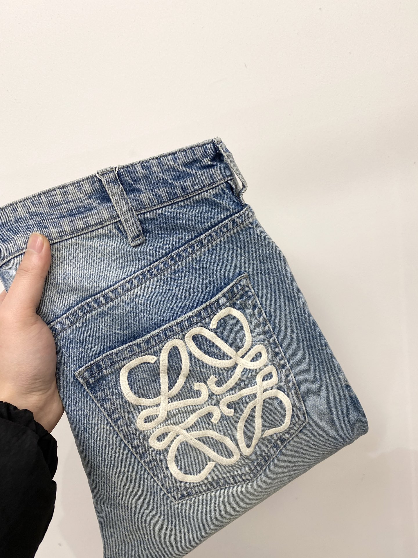 NO:735301,Loewe, 2026 latest products, available at counters simultaneously, original goods, washed casual jeans, imported original washed stretch fabric, comfortable and elastic, original hardware accessories decorated with logo, super correct version, extremely high grade, counter quality, fashionable and stylish upper body, code number 29-40,,loewe,jeans,19860909罗意威、2026最新品,专柜同步有售,原单狠货,水洗休闲牛仔裤,进口原版水洗弹力面料,舒适有弹性,原版五金辅料装饰logo,版型超正,档次极高,专柜品质,上身时尚有型,码数29-40,,loewe,jeans,,Men's clothing