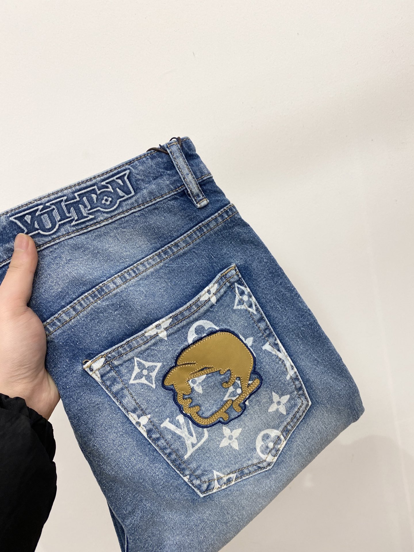 NO:735305,LV, 2026 latest products, available at the counter simultaneously, original goods, washed casual jeans, imported original washed stretch fabric, comfortable and elastic, original hardware accessories decorated with logo, super correct version, extremely high grade, counter quality, fashionable and stylish upper body, code number 29-40,, louis vuitton, jeans,19860909LV、2026最新品,专柜同步有售,原单狠货,水洗休闲牛仔裤,进口原版水洗弹力面料,舒适有弹性,原版五金辅料装饰logo,版型超正,档次极高,专柜品质,上身时尚有型,码数29-40,,louis vuitton,jeans,,Men's clothing