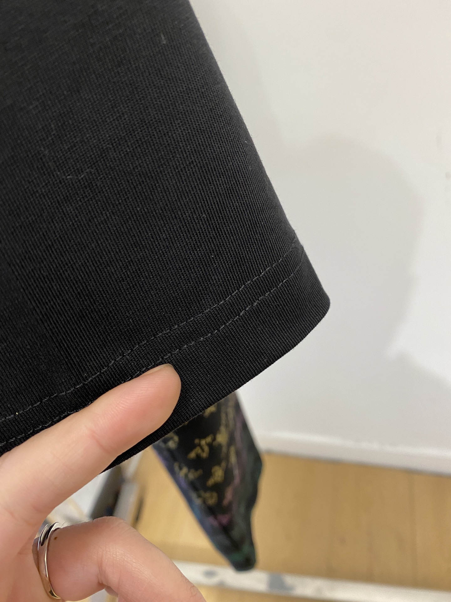 路易威登、2026新品短袖T恤，帅气时尚，衣下顶级烫钻图案字母logo，简约百搭款。面料棉 不仅挺括，保