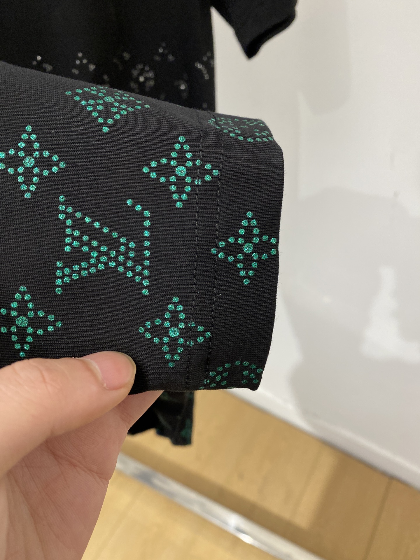 路易威登、2026新品短袖T恤，帅气时尚，衣下顶级烫钻图案字母logo，简约百搭款。面料棉 不仅挺括，保