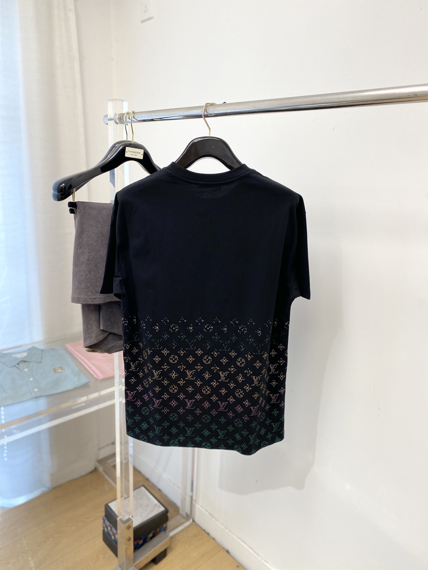 路易威登、2026新品短袖T恤，帅气时尚，衣下顶级烫钻图案字母logo，简约百搭款。面料棉 不仅挺括，保