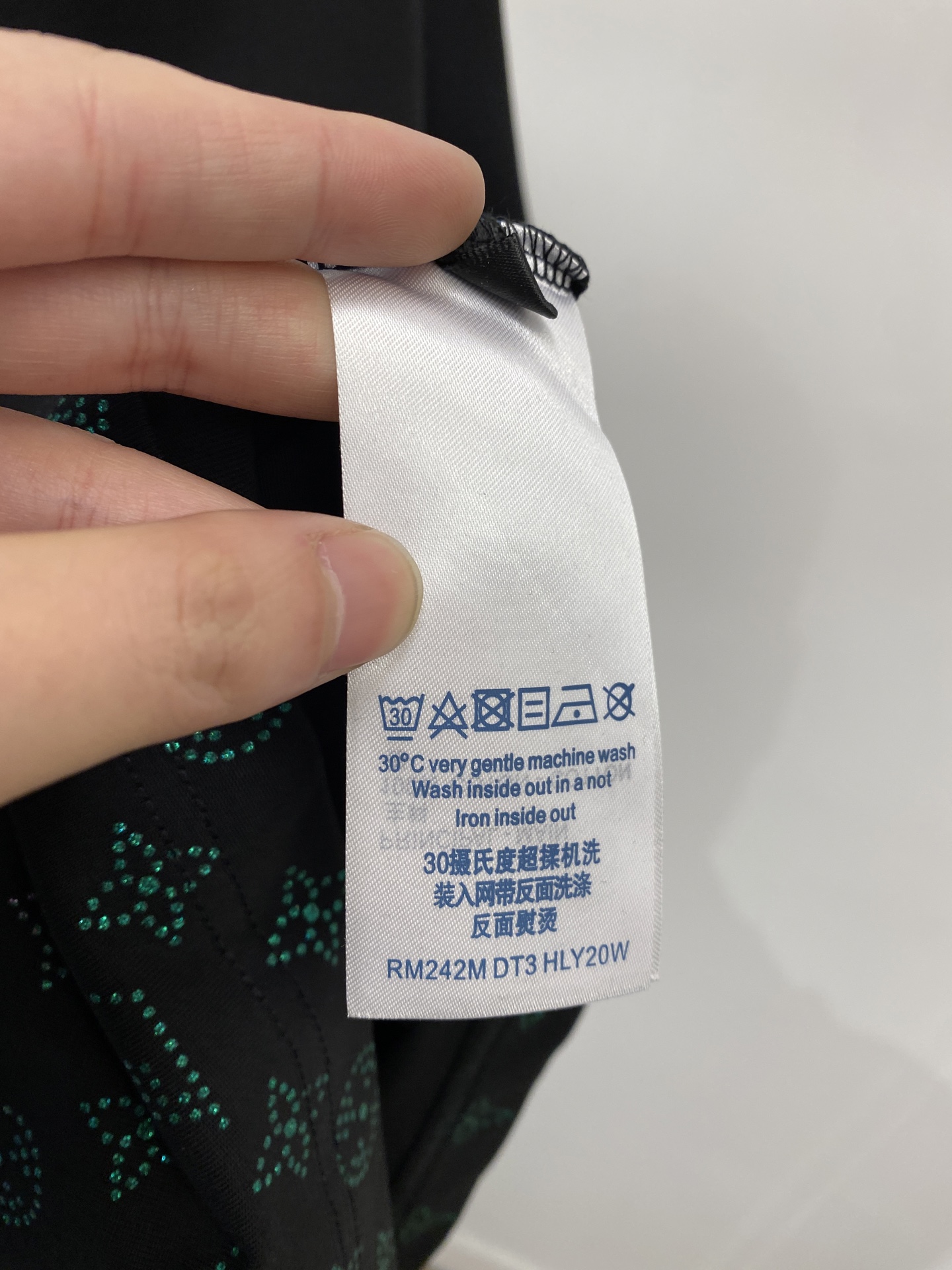 路易威登、2026新品短袖T恤，帅气时尚，衣下顶级烫钻图案字母logo，简约百搭款。面料棉 不仅挺括，保