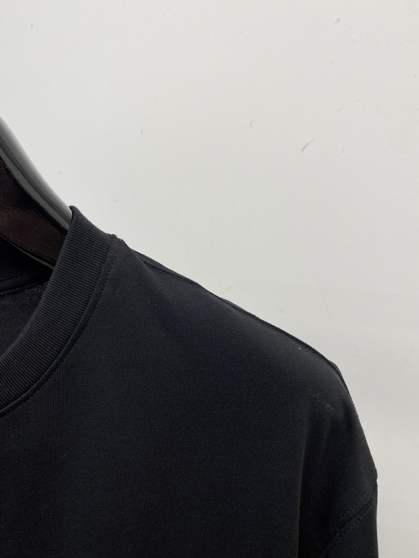 路易威登、2026新品短袖T恤，帅气时尚，衣下顶级烫钻图案字母logo，简约百搭款。面料棉 不仅挺括，保