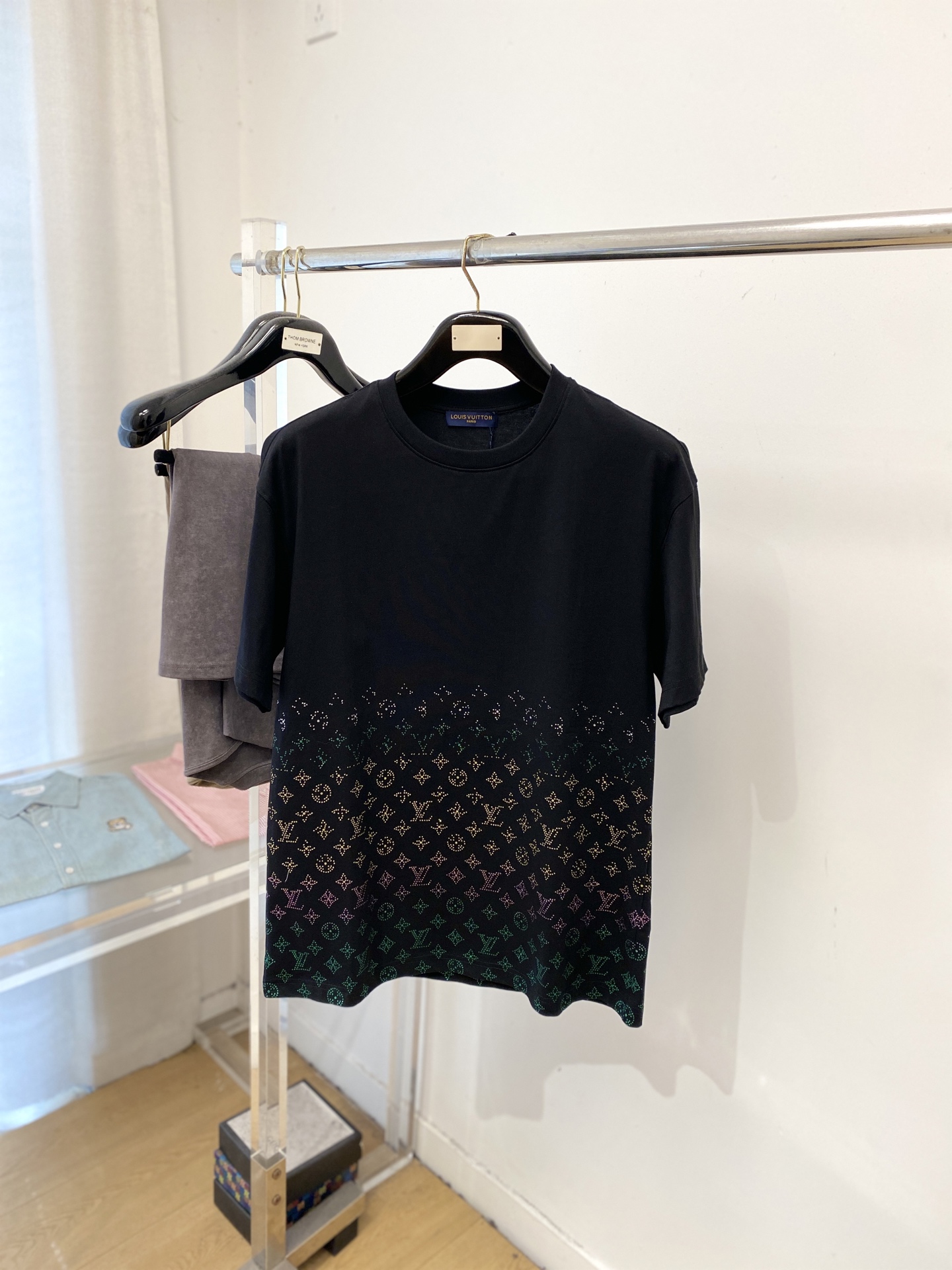 路易威登、2026新品短袖T恤，帅气时尚，衣下顶级烫钻图案字母logo，简约百搭款。面料棉 不仅挺括，保