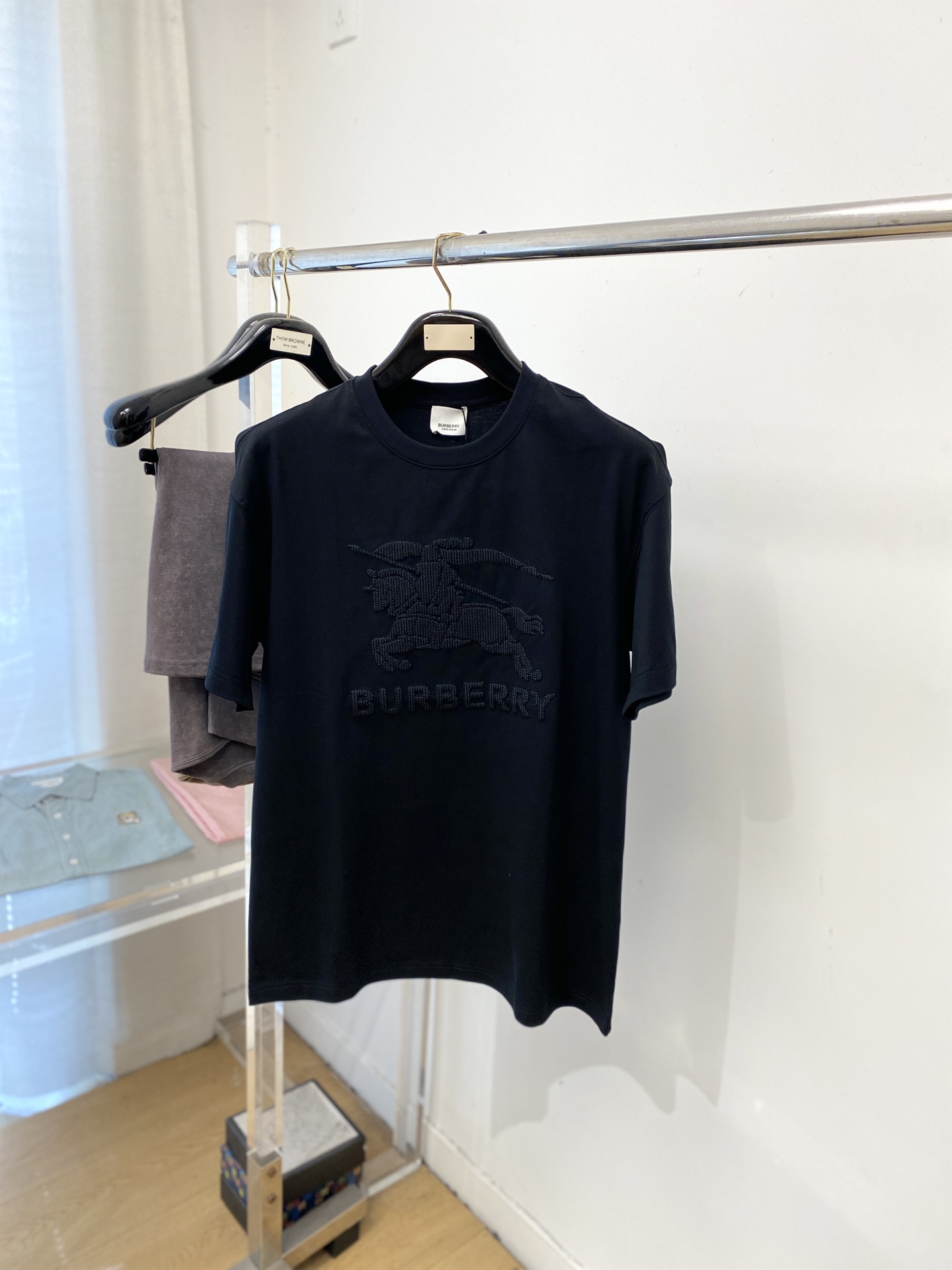 巴宝莉、2026新品短袖T恤，帅气时尚，胸前精致刺绣图案字母logo，简约百搭款。面料棉 不仅挺括，保持