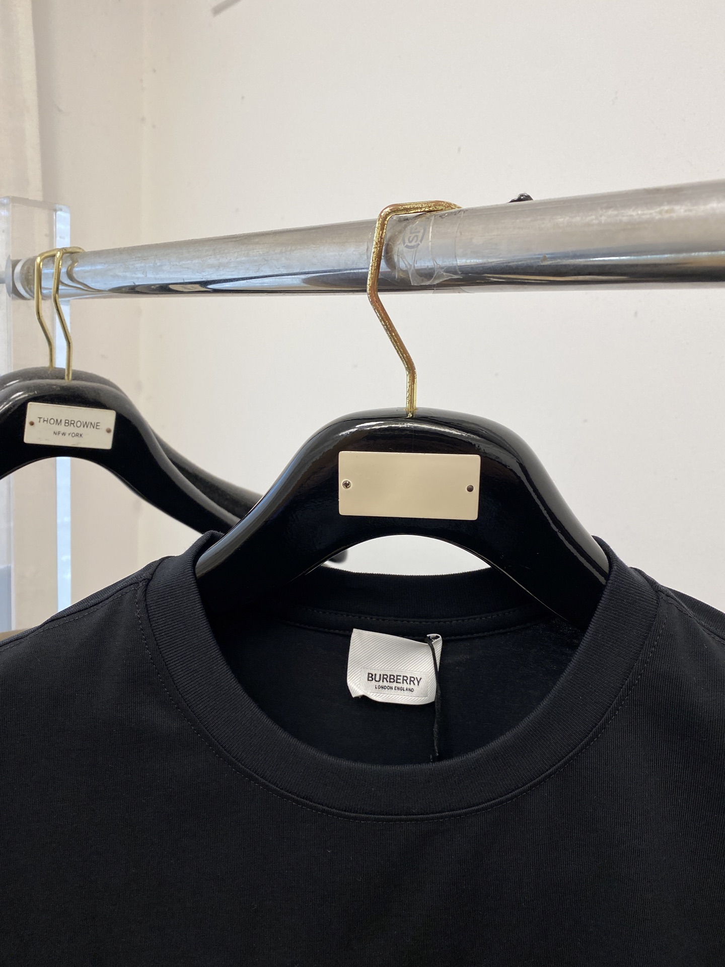 巴宝莉、2026新品短袖T恤，帅气时尚，胸前精致刺绣图案字母logo，简约百搭款。面料棉 不仅挺括，保持