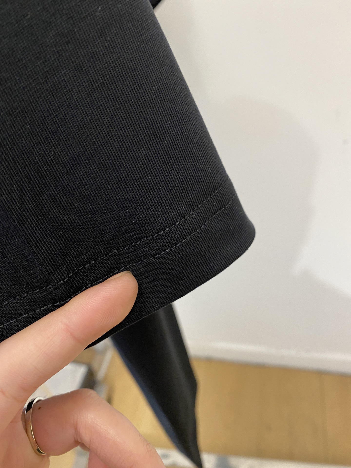 普拉达、2026新品短袖T恤，帅气时尚，胸前精致刺绣图案字母logo，简约百搭款。面料棉 不仅挺括，保持