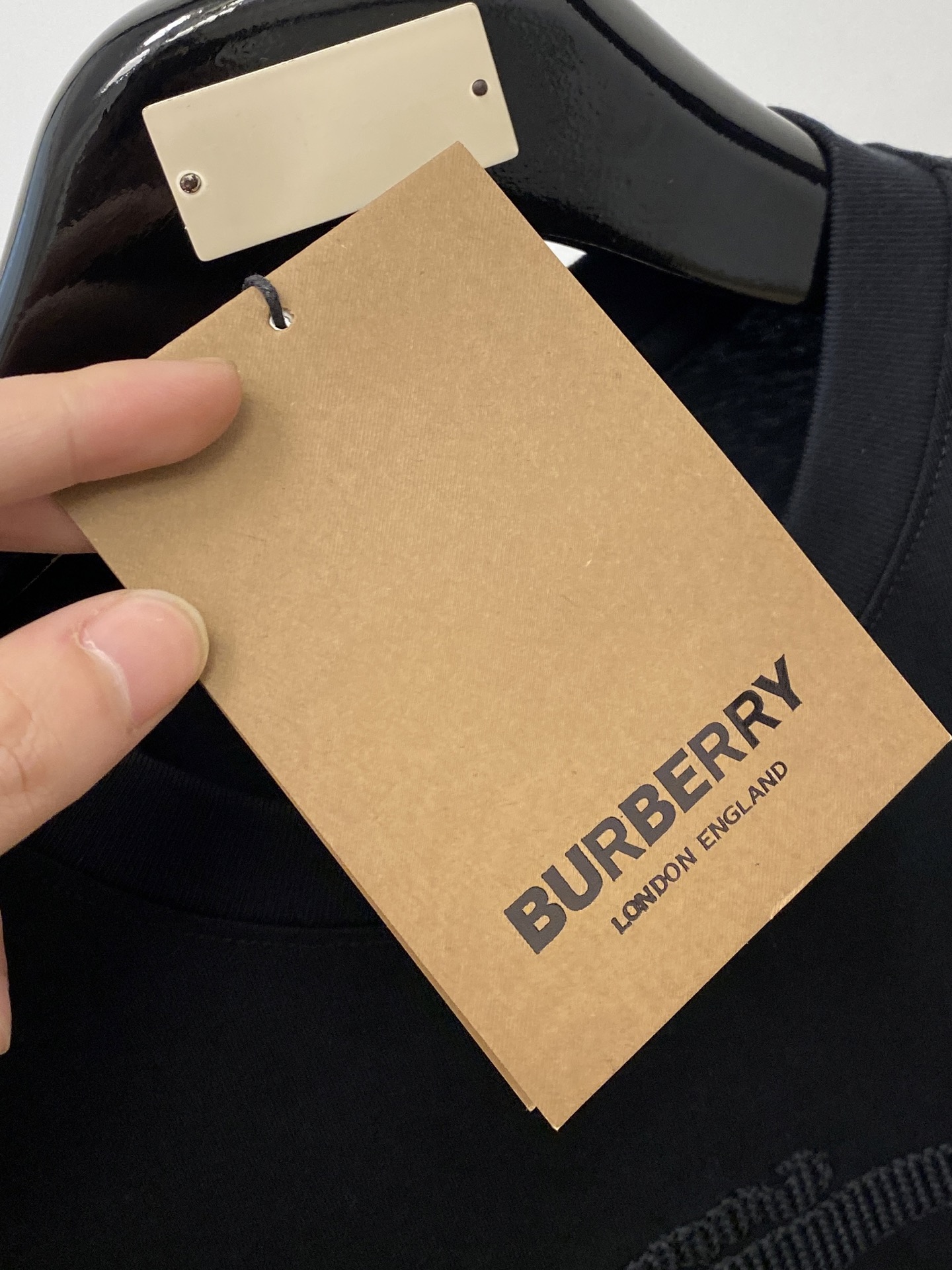 巴宝莉、2026新品短袖T恤，帅气时尚，胸前精致刺绣图案字母logo，简约百搭款。面料棉 不仅挺括，保持