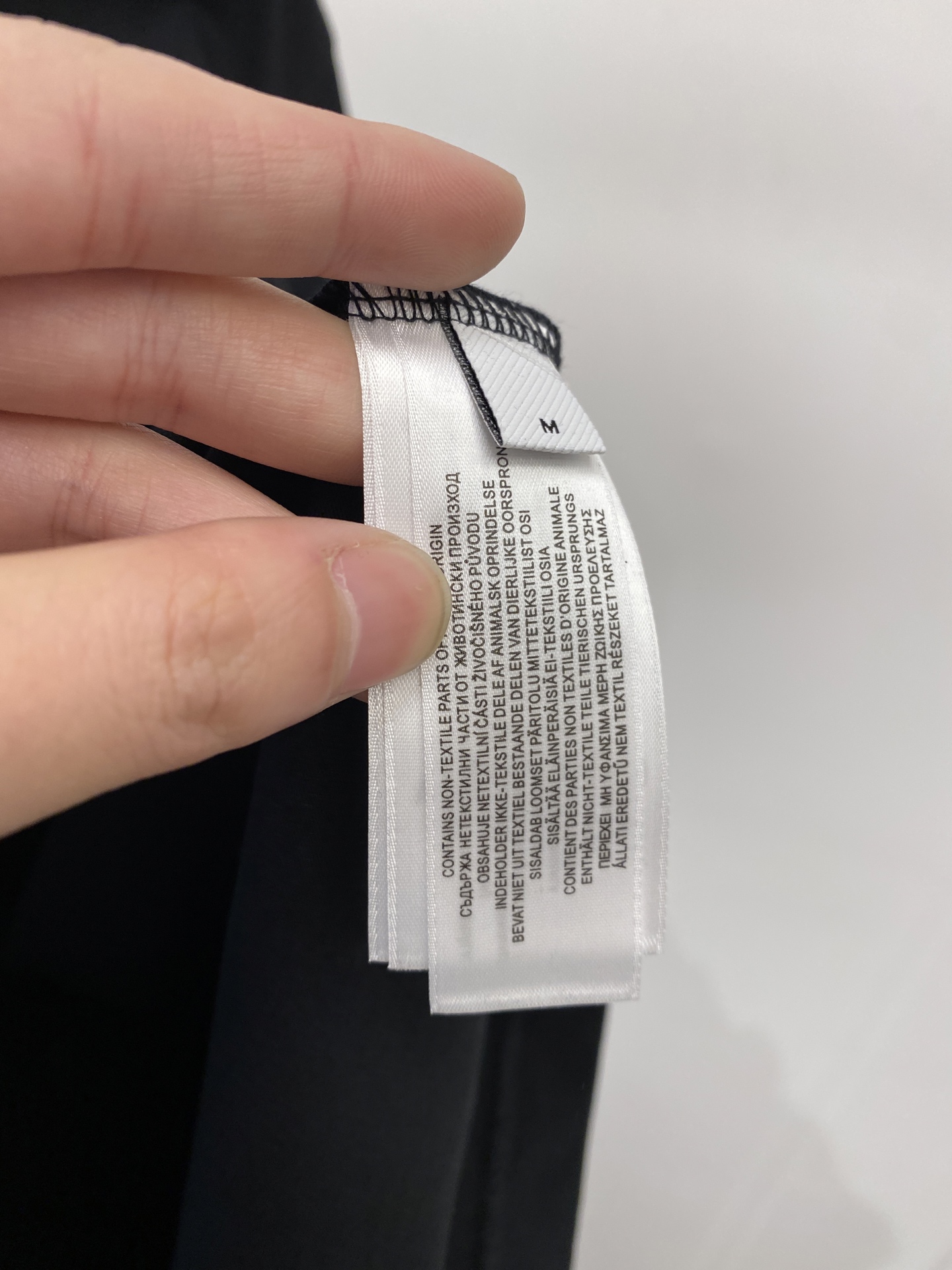 巴宝莉、2026新品短袖T恤，帅气时尚，胸前精致刺绣图案字母logo，简约百搭款。面料棉 不仅挺括，保持