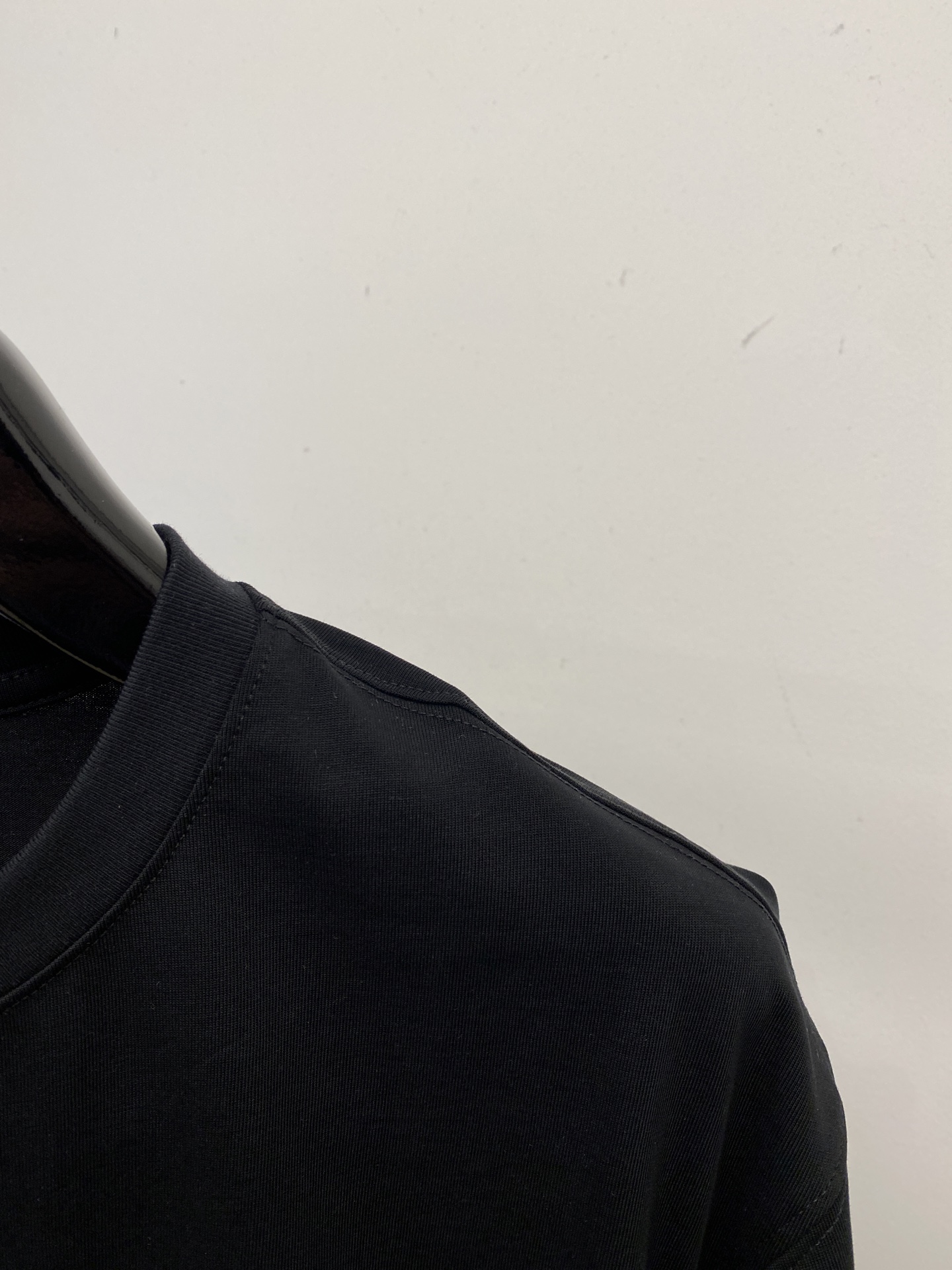 巴宝莉、2026新品短袖T恤，帅气时尚，胸前精致刺绣图案字母logo，简约百搭款。面料棉 不仅挺括，保持