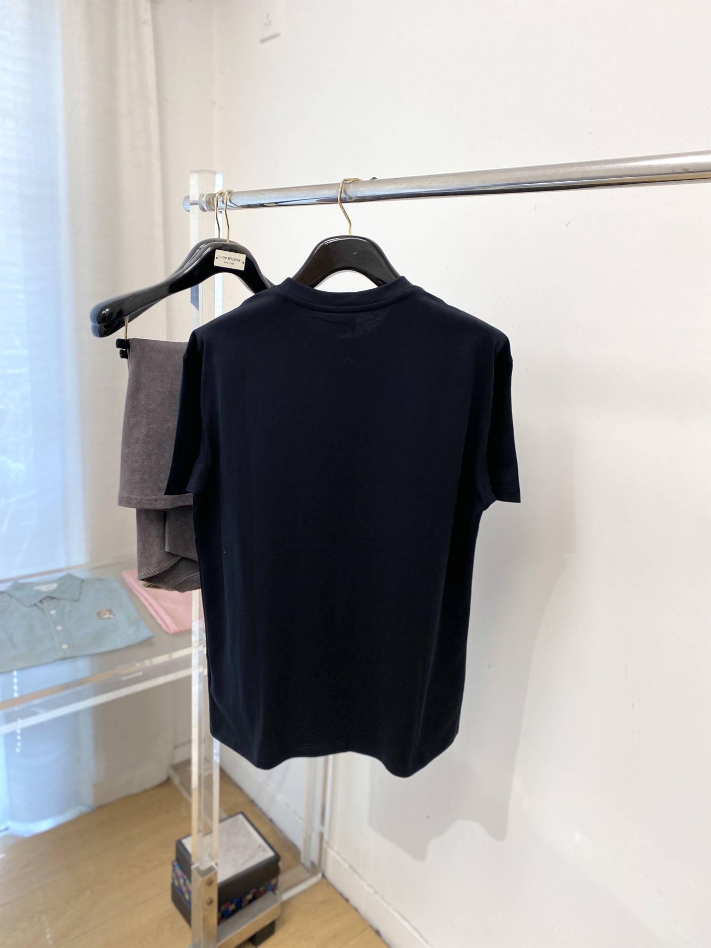 普拉达、2026新品短袖T恤，帅气时尚，胸前精致刺绣图案字母logo，简约百搭款。面料棉 不仅挺括，保持