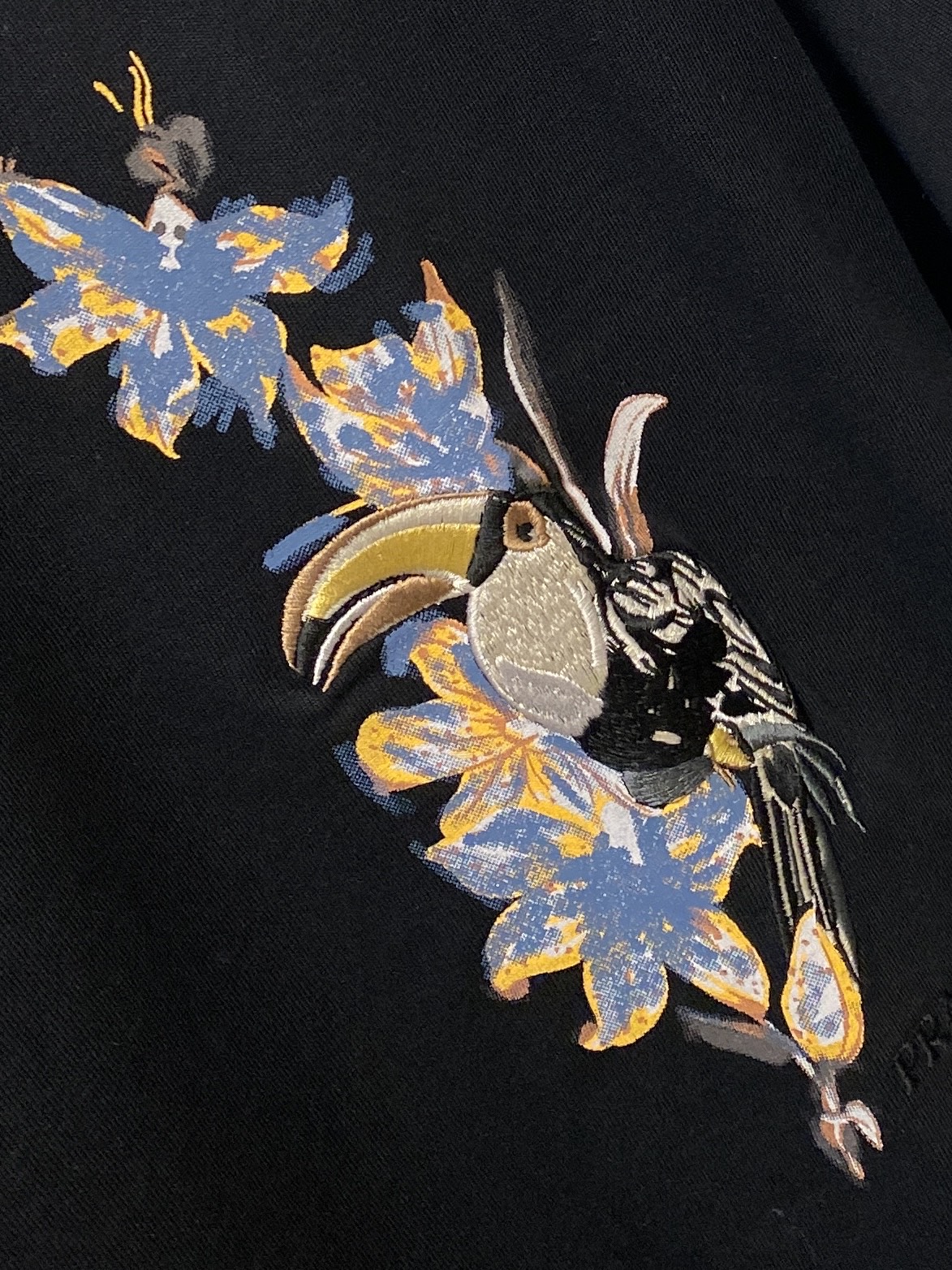 普拉达、2026新品短袖T恤，帅气时尚，胸前精致刺绣图案字母logo，简约百搭款。面料棉 不仅挺括，保持