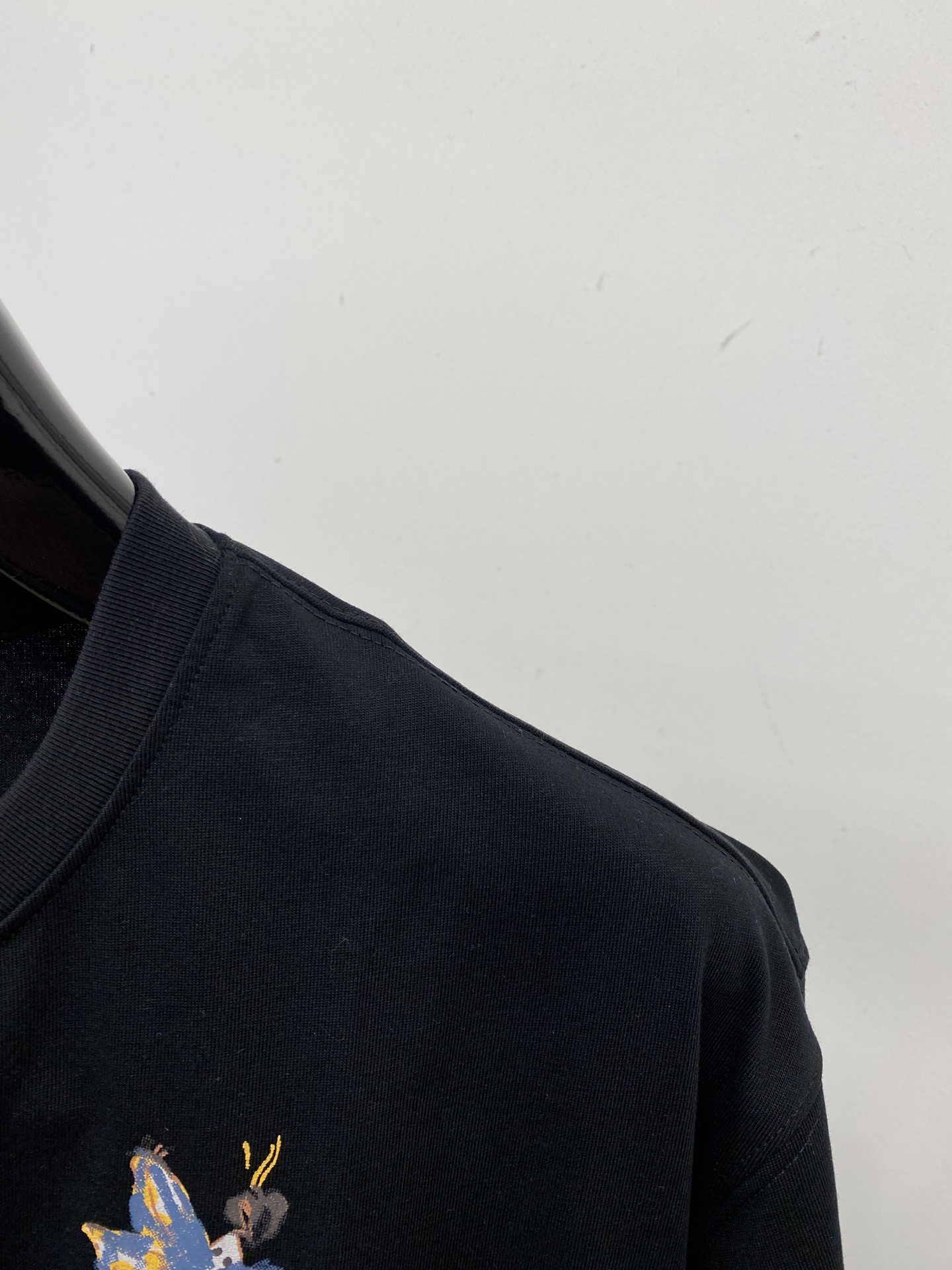 普拉达、2026新品短袖T恤，帅气时尚，胸前精致刺绣图案字母logo，简约百搭款。面料棉 不仅挺括，保持