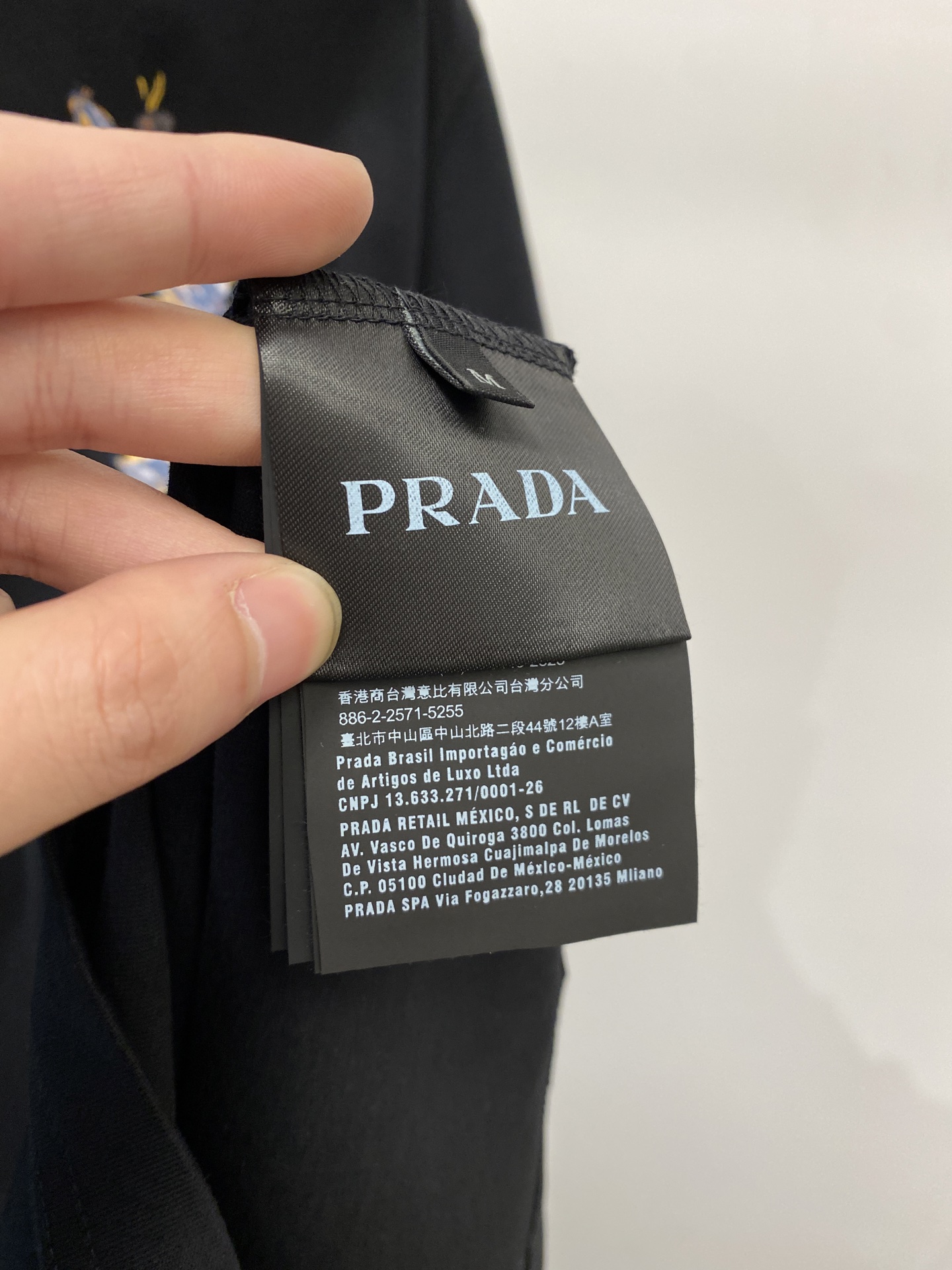 普拉达、2026新品短袖T恤，帅气时尚，胸前精致刺绣图案字母logo，简约百搭款。面料棉 不仅挺括，保持