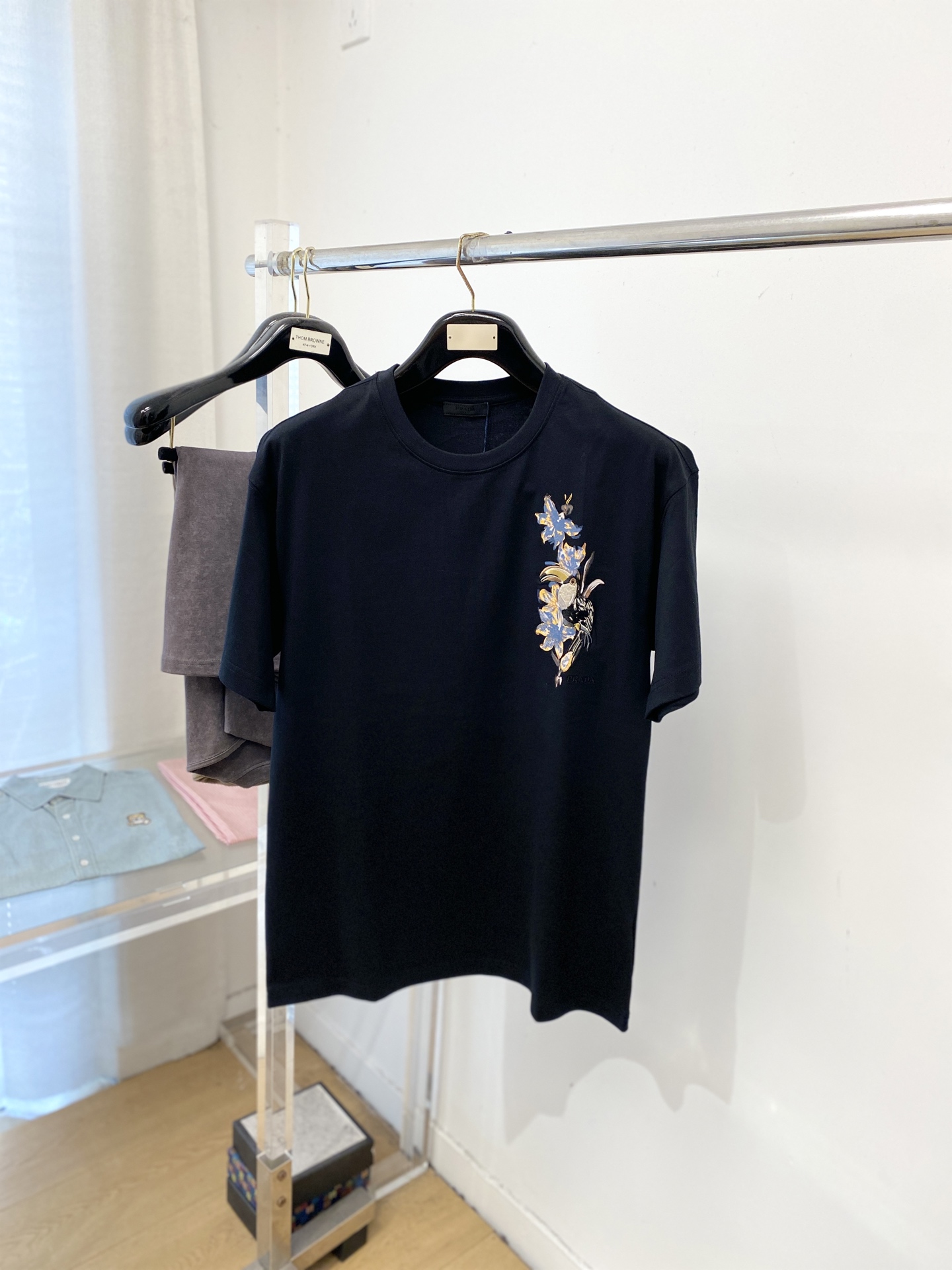 普拉达、2026新品短袖T恤，帅气时尚，胸前精致刺绣图案字母logo，简约百搭款。面料棉 不仅挺括，保持