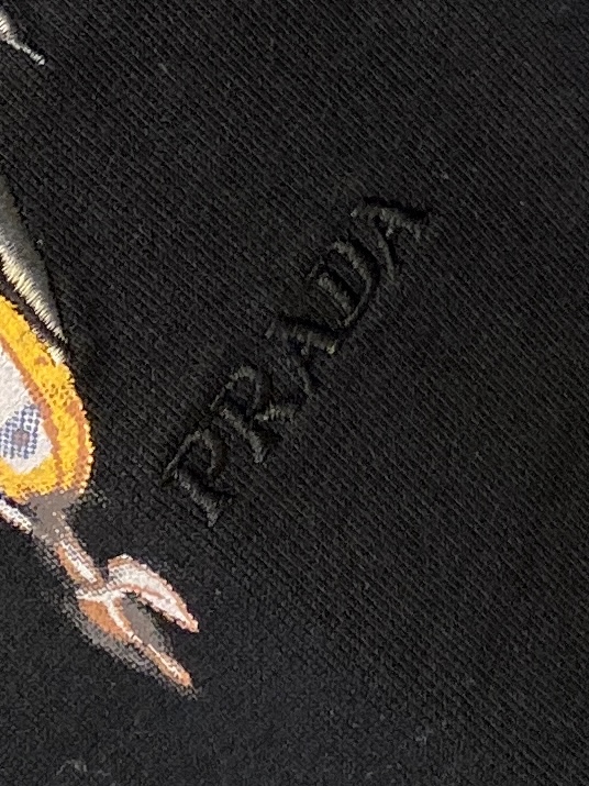 普拉达、2026新品短袖T恤，帅气时尚，胸前精致刺绣图案字母logo，简约百搭款。面料棉 不仅挺括，保持