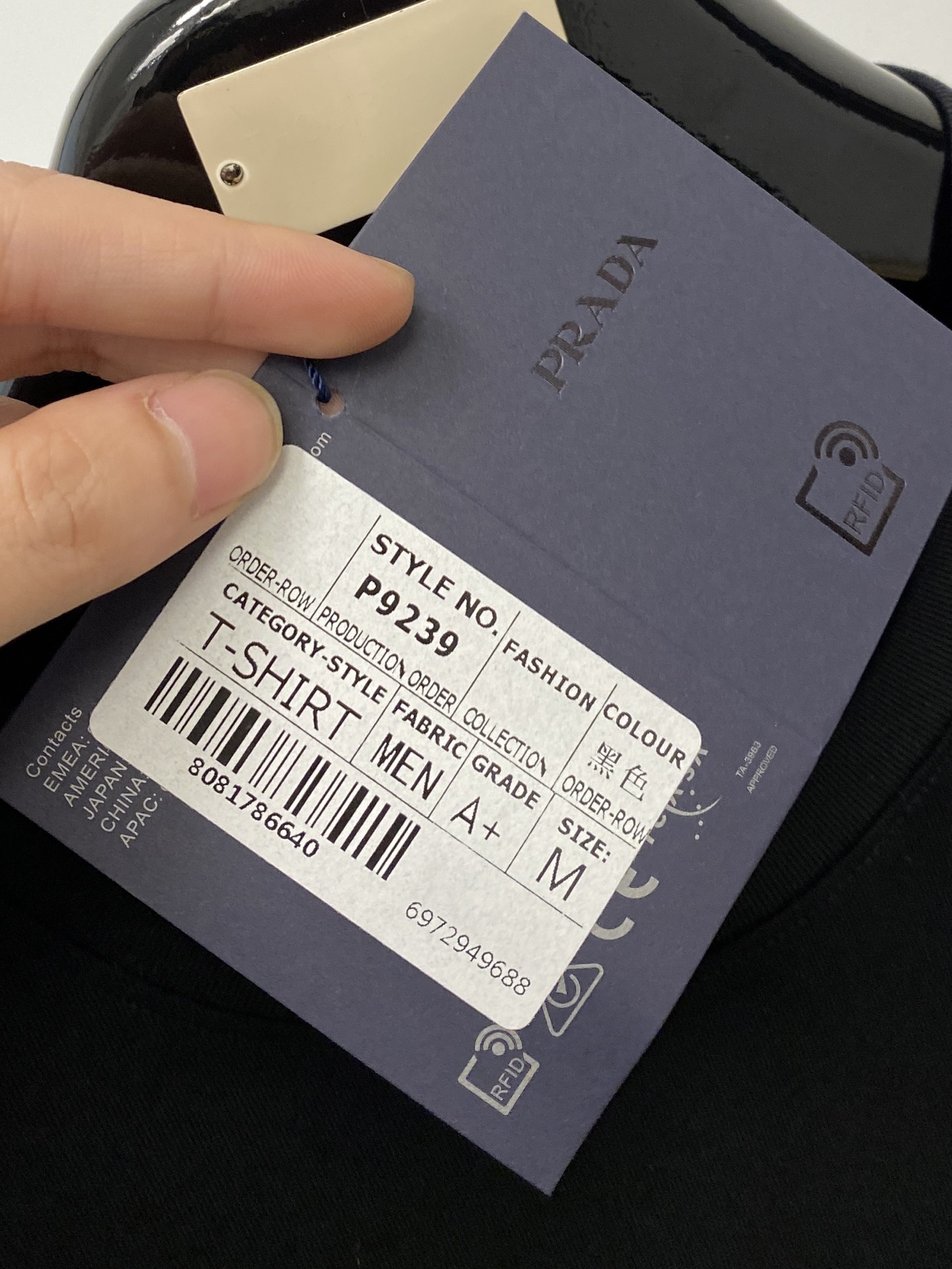 普拉达、2026新品短袖T恤，帅气时尚，胸前精致刺绣图案字母logo，简约百搭款。面料棉 不仅挺括，保持