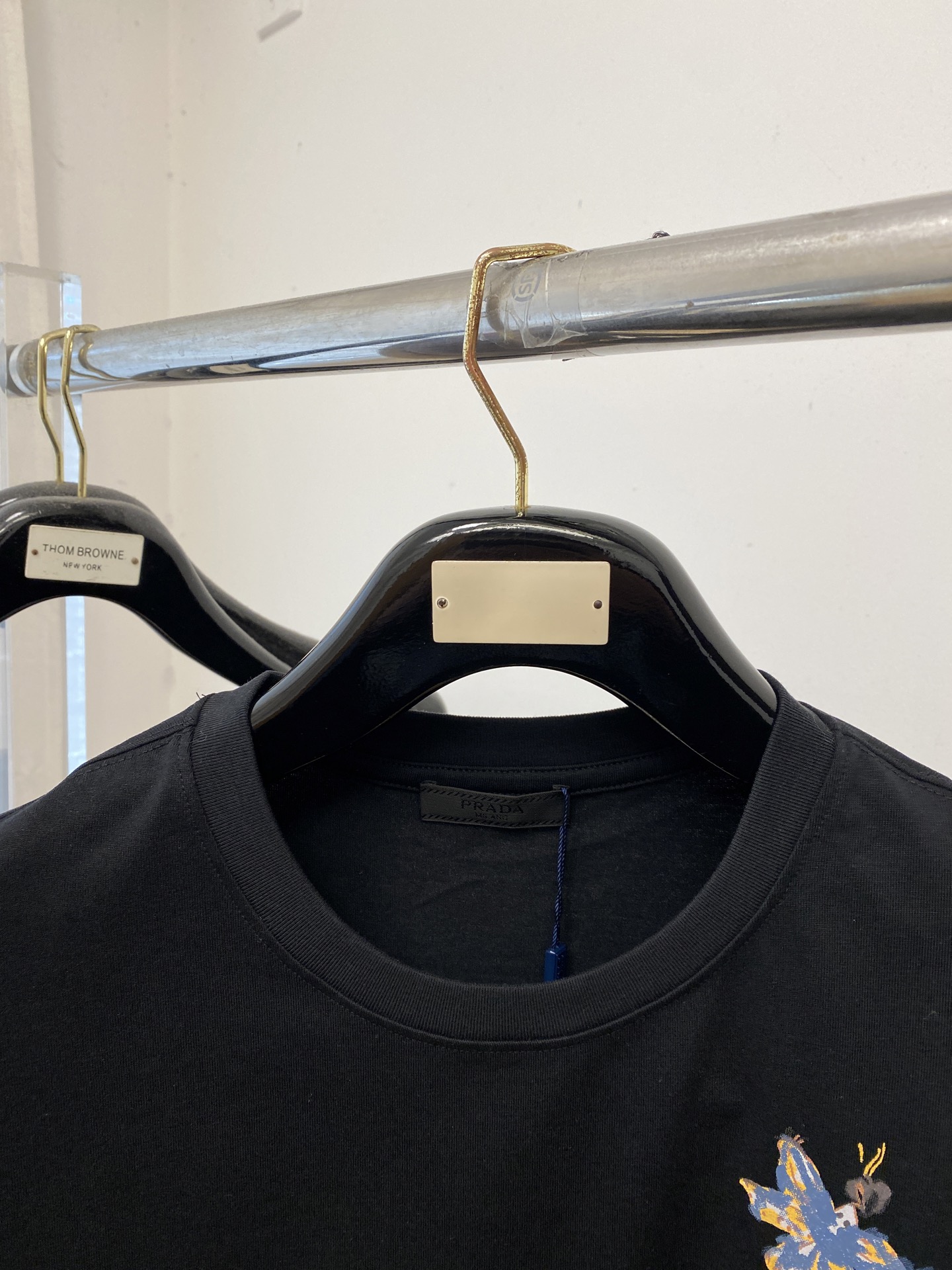 普拉达、2026新品短袖T恤，帅气时尚，胸前精致刺绣图案字母logo，简约百搭款。面料棉 不仅挺括，保持