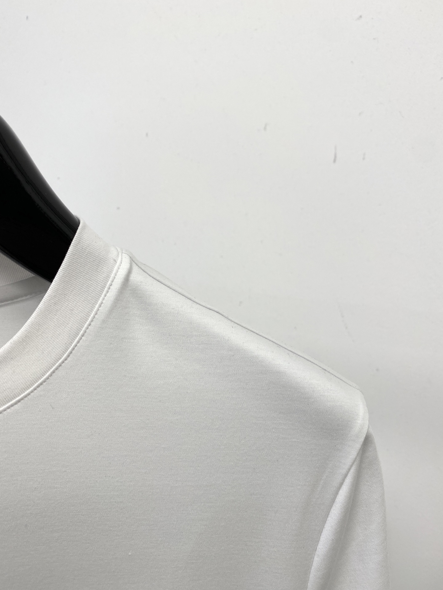 普拉达、2026新品短袖T恤，帅气时尚，胸前顶级印花字母logo，简约百搭款。面料棉 不仅挺括，保持潮流