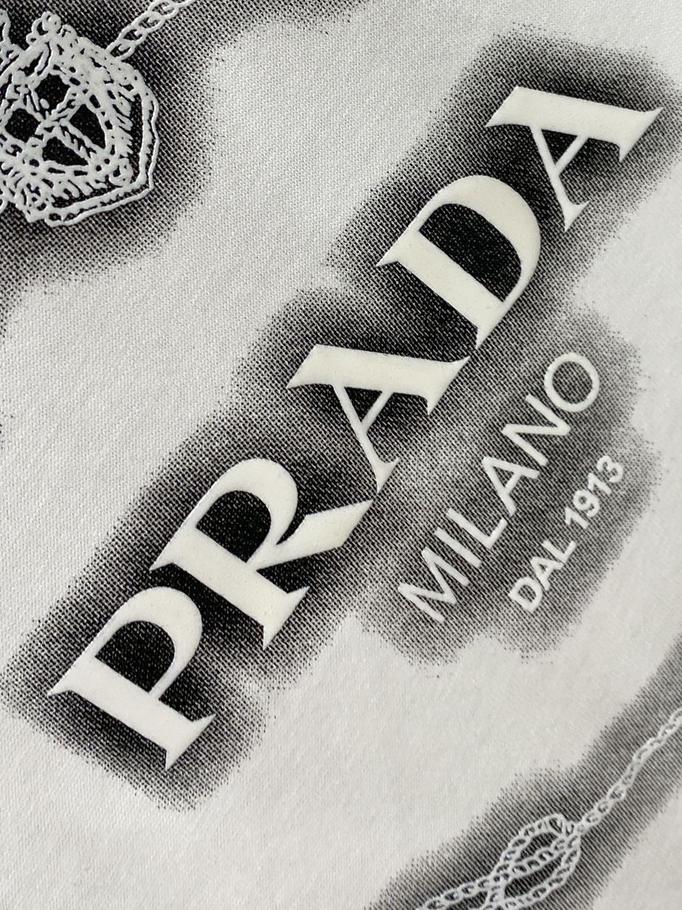 普拉达、2026新品短袖T恤，帅气时尚，胸前顶级印花字母logo，简约百搭款。面料棉 不仅挺括，保持潮流