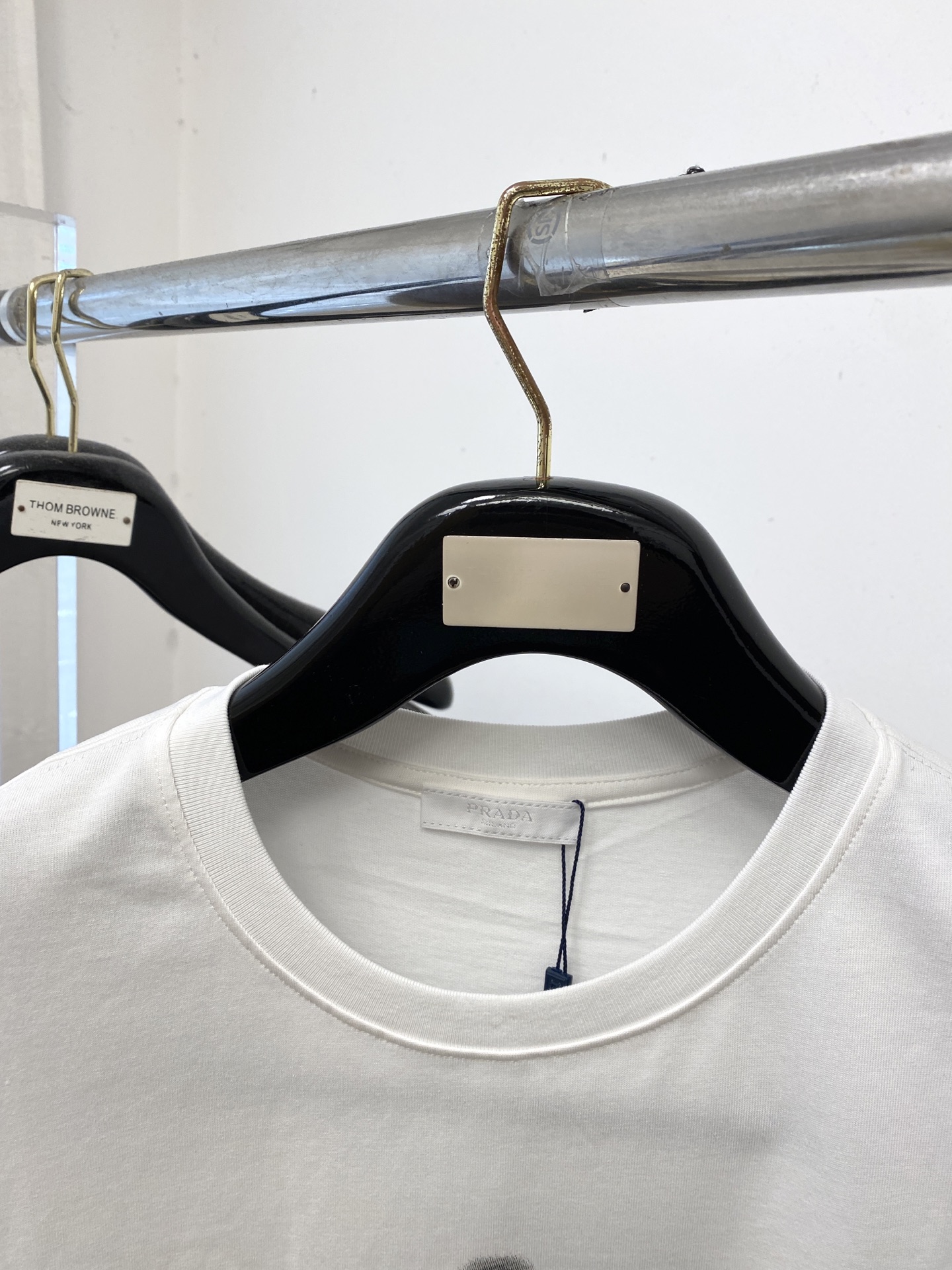 普拉达、2026新品短袖T恤，帅气时尚，胸前顶级印花字母logo，简约百搭款。面料棉 不仅挺括，保持潮流