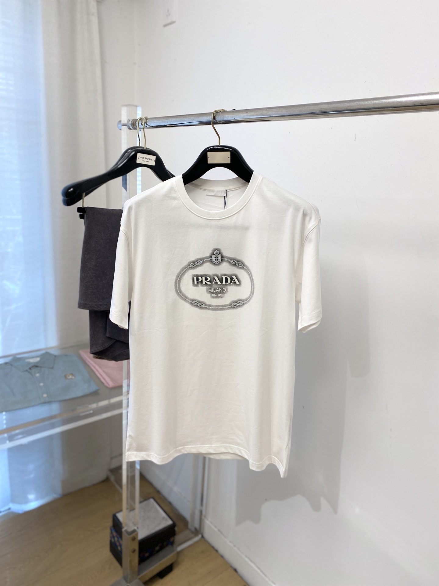 普拉达、2026新品短袖T恤，帅气时尚，胸前顶级印花字母logo，简约百搭款。面料棉 不仅挺括，保持潮流
