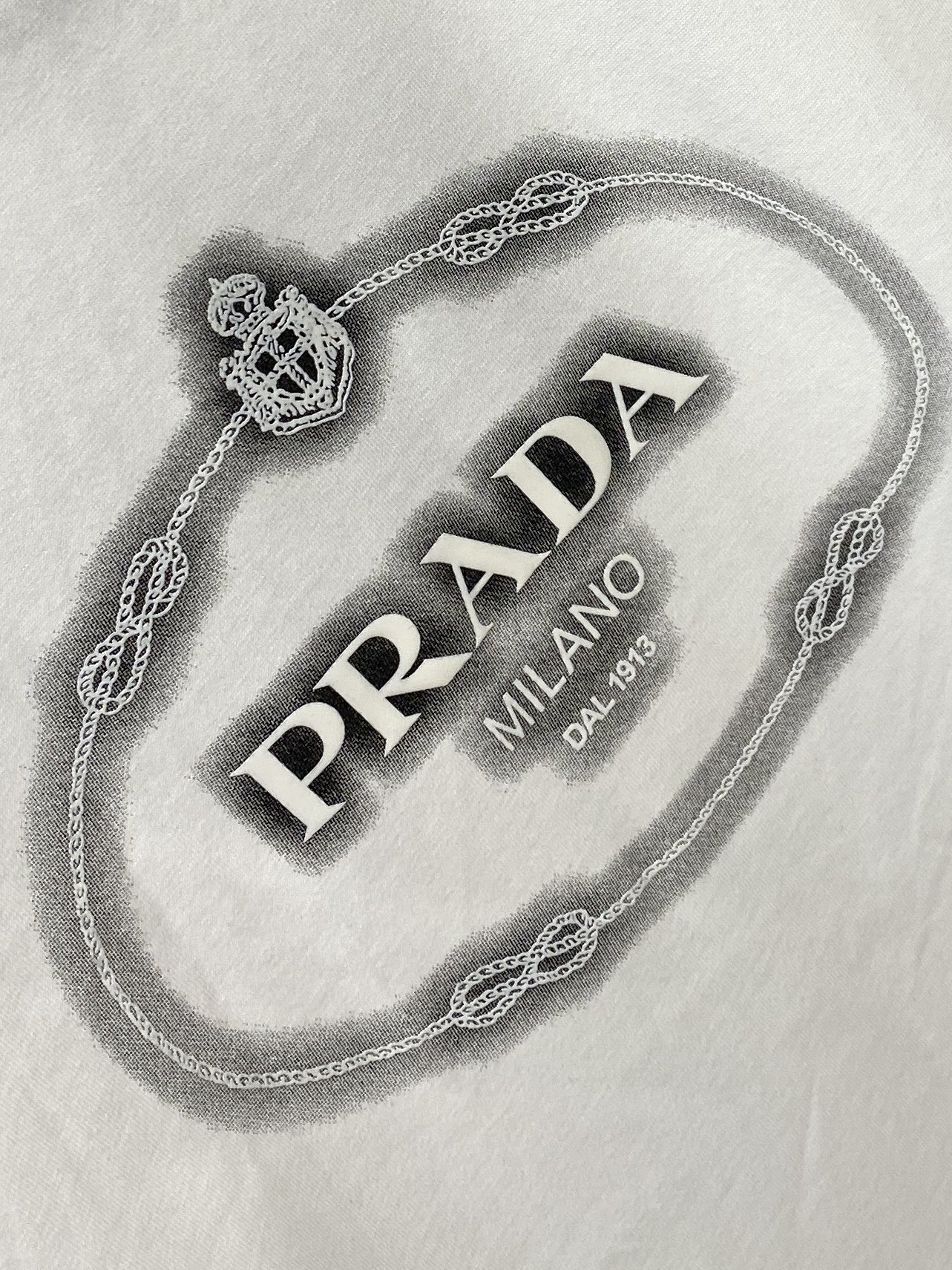 普拉达、2026新品短袖T恤，帅气时尚，胸前顶级印花字母logo，简约百搭款。面料棉 不仅挺括，保持潮流