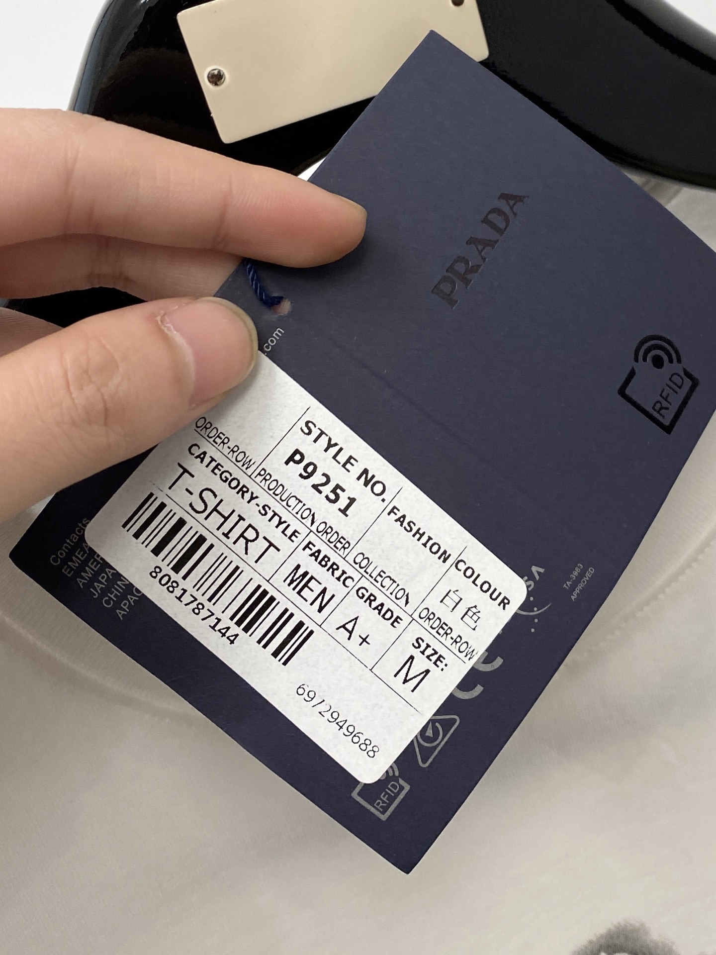 普拉达、2026新品短袖T恤，帅气时尚，胸前顶级印花字母logo，简约百搭款。面料棉 不仅挺括，保持潮流