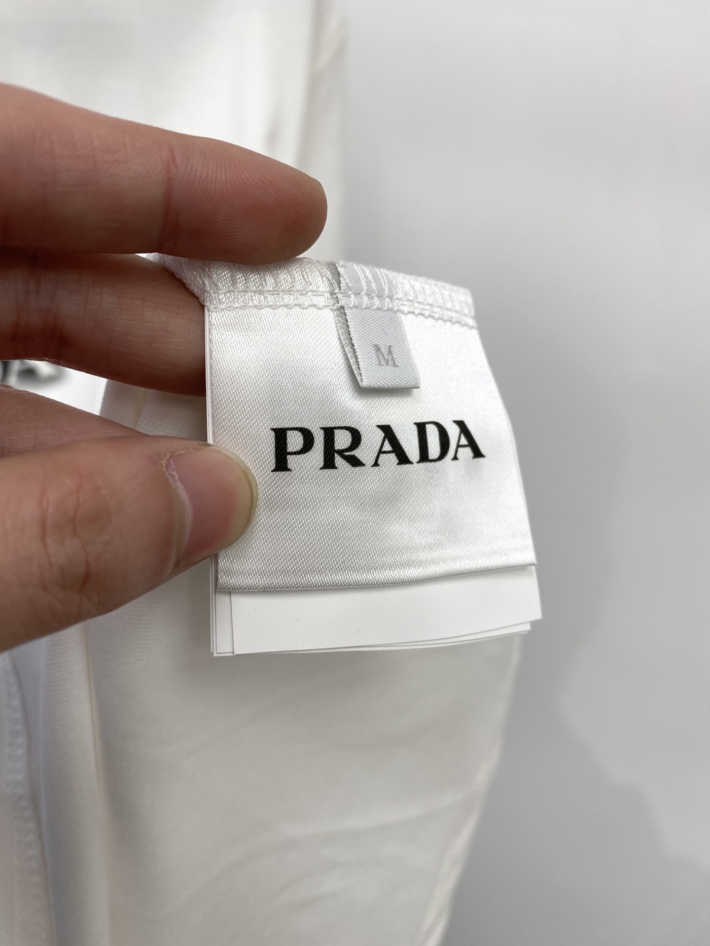 普拉达、2026新品短袖T恤，帅气时尚，胸前顶级印花字母logo，简约百搭款。面料棉 不仅挺括，保持潮流