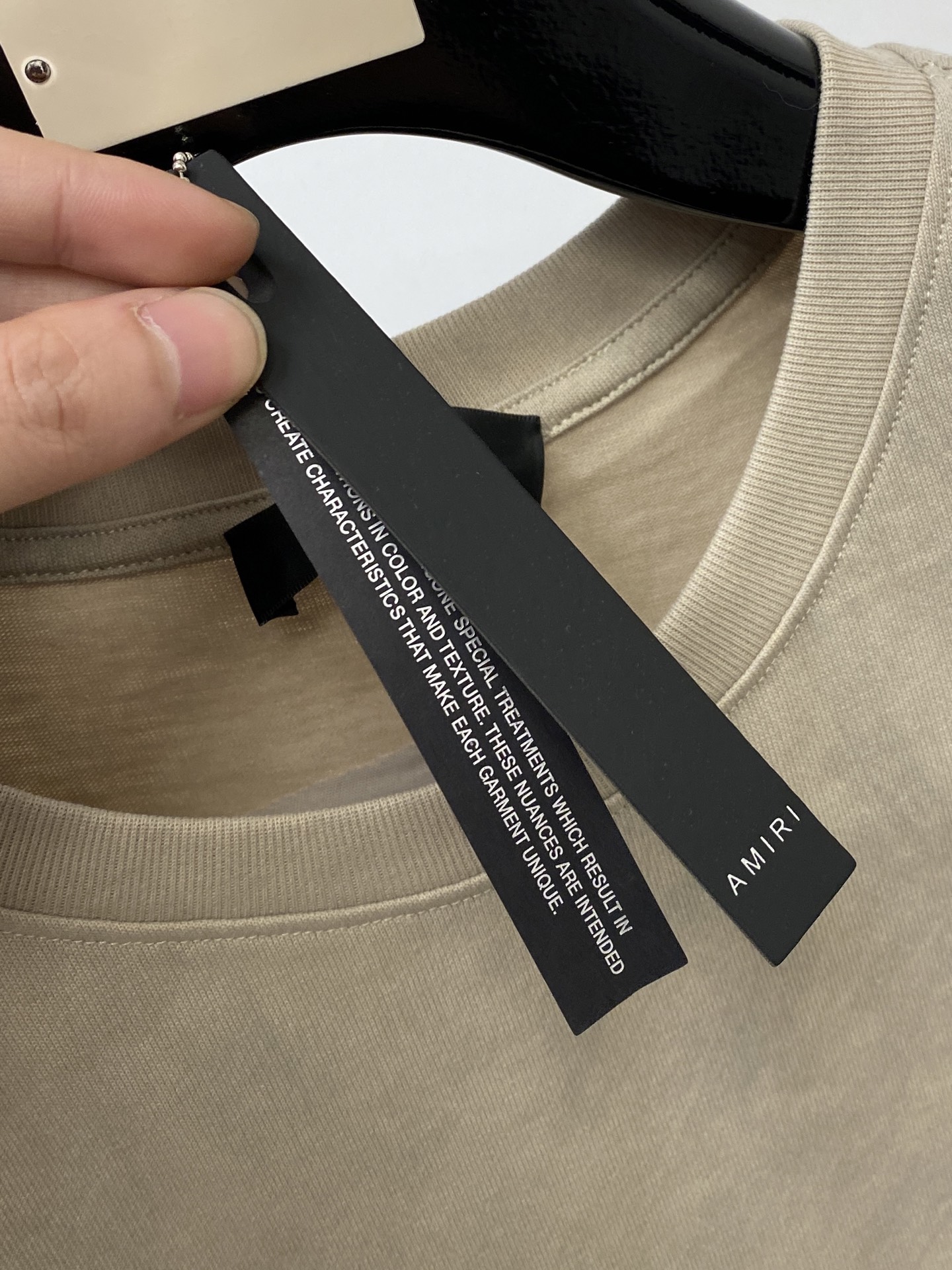 AMIRI、2026新品短袖T恤，帅气时尚，胸前精致刺绣图案logo，简约百搭款。面料棉 不仅挺括，保持